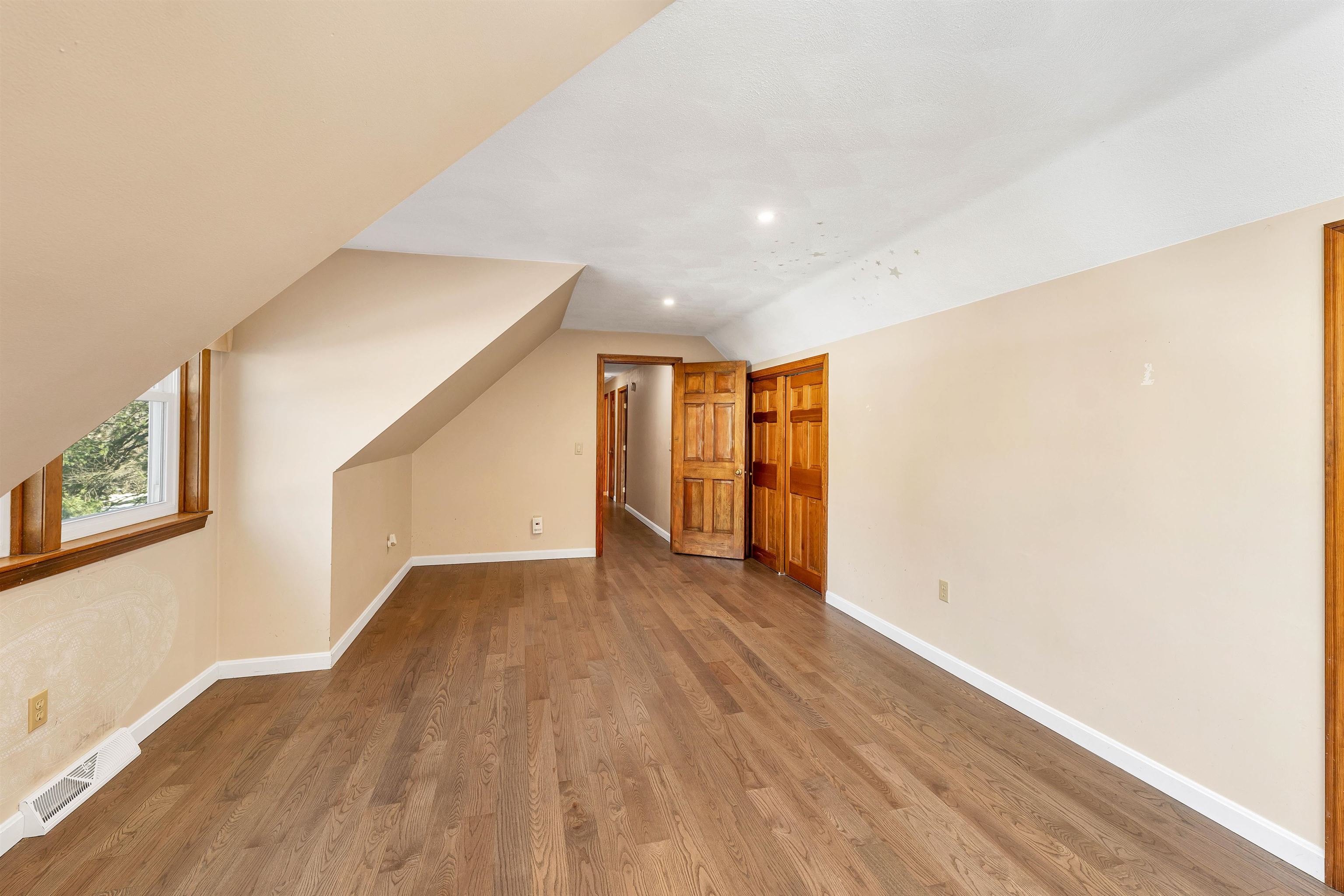 Nashua, New Hampshire 03063, United States, 4 Bedrooms Bedrooms, ,2 BathroomsBathrooms,Residential,Pending,8629