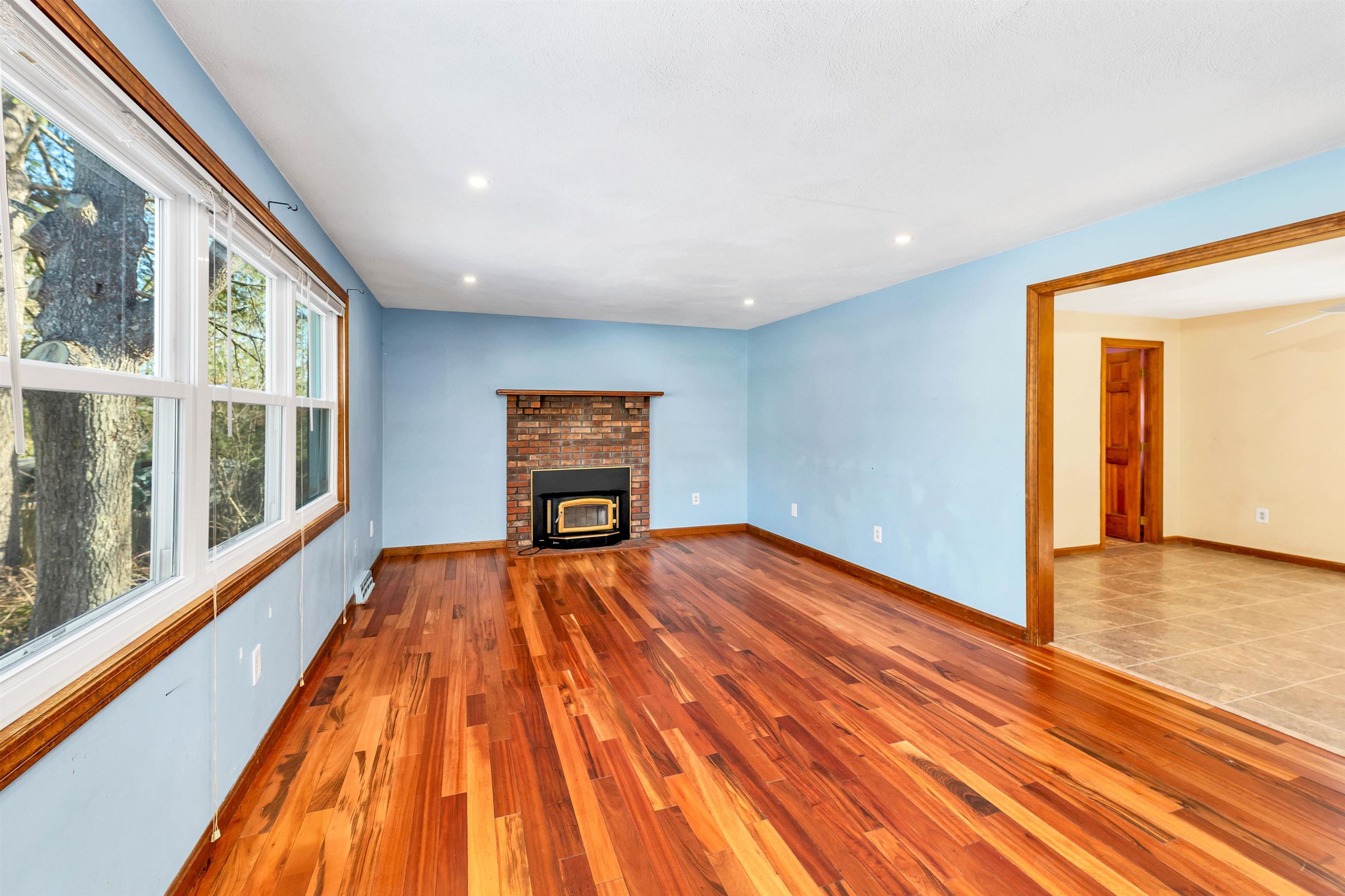 Nashua, New Hampshire 03063, United States, 4 Bedrooms Bedrooms, ,2 BathroomsBathrooms,Residential,Pending,8629