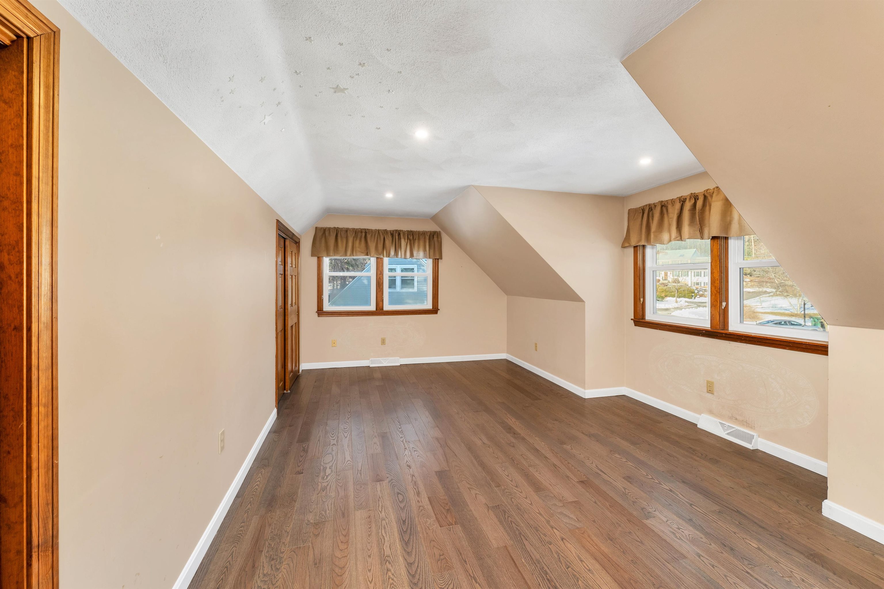 Nashua, New Hampshire 03063, United States, 4 Bedrooms Bedrooms, ,2 BathroomsBathrooms,Residential,Pending,8629