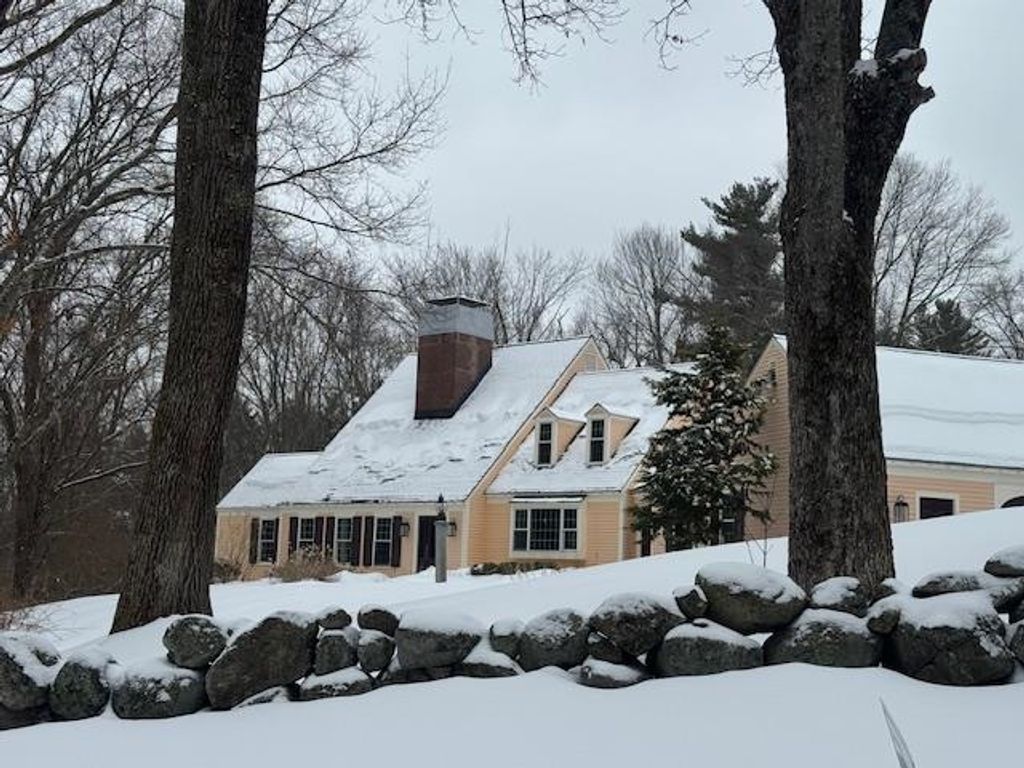 Photo of 42 Perry Road, Bedford, NH 03110 (MLS # 5078484)