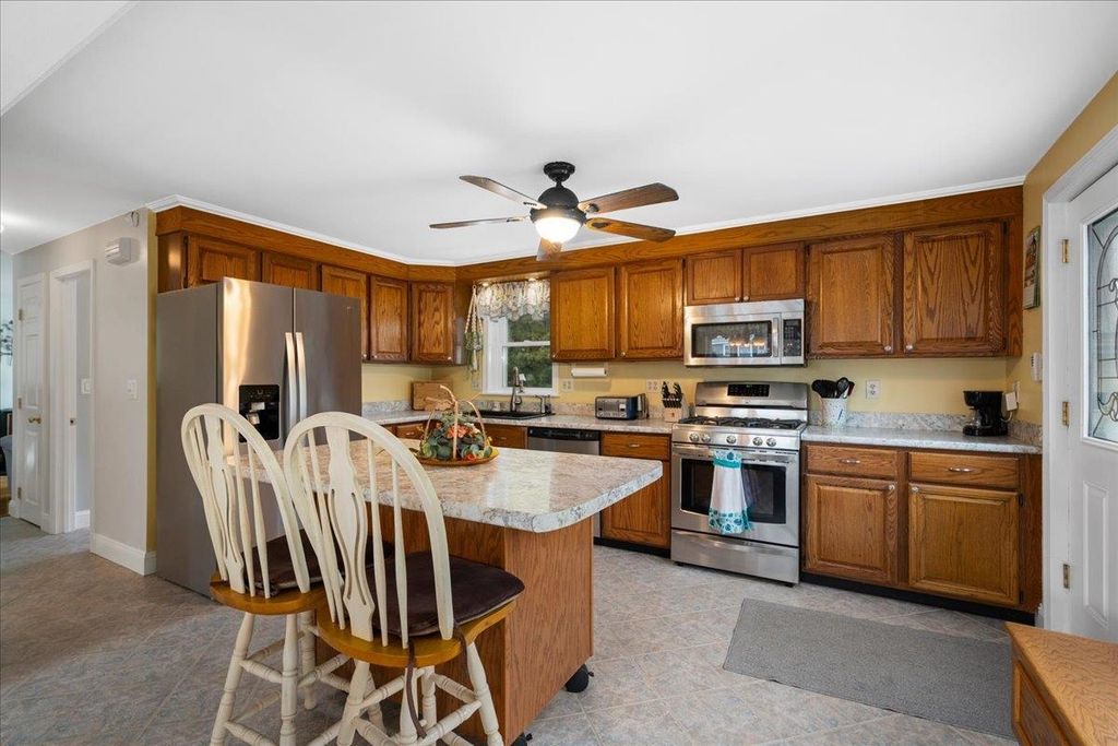 Photo of 1068 Mammoth Road, Manchester, NH 03104 (MLS # 5066168)