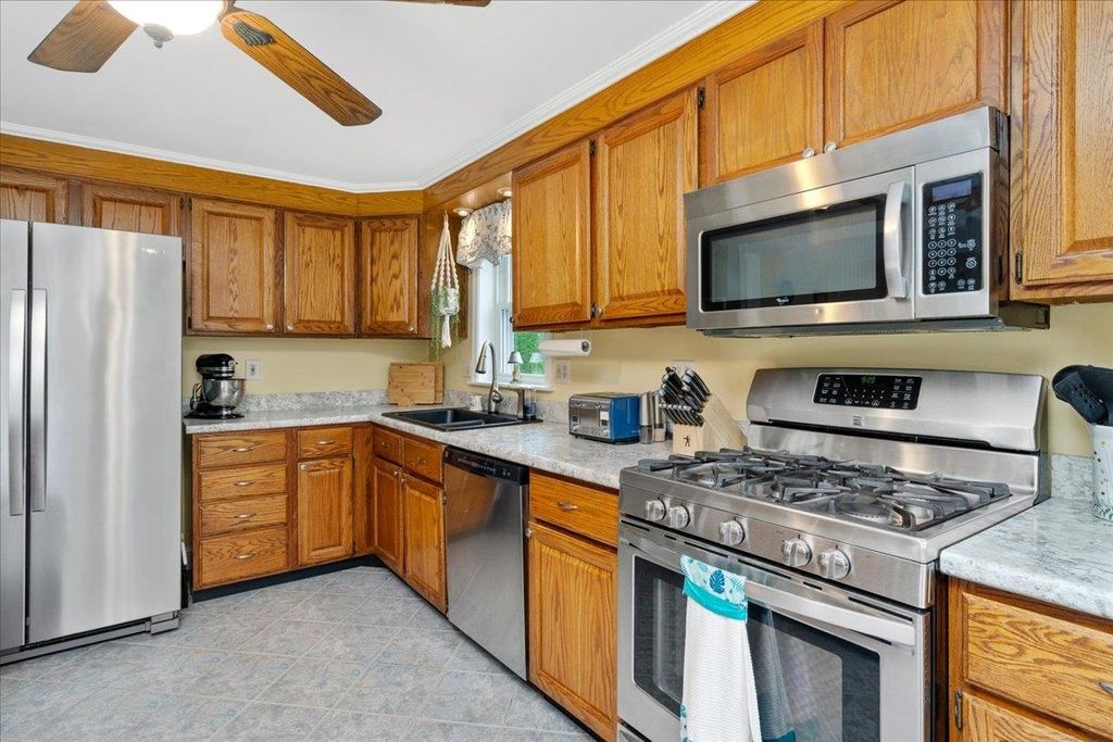 Photo of 1068 Mammoth Road, Manchester, NH 03104 (MLS # 5066168)