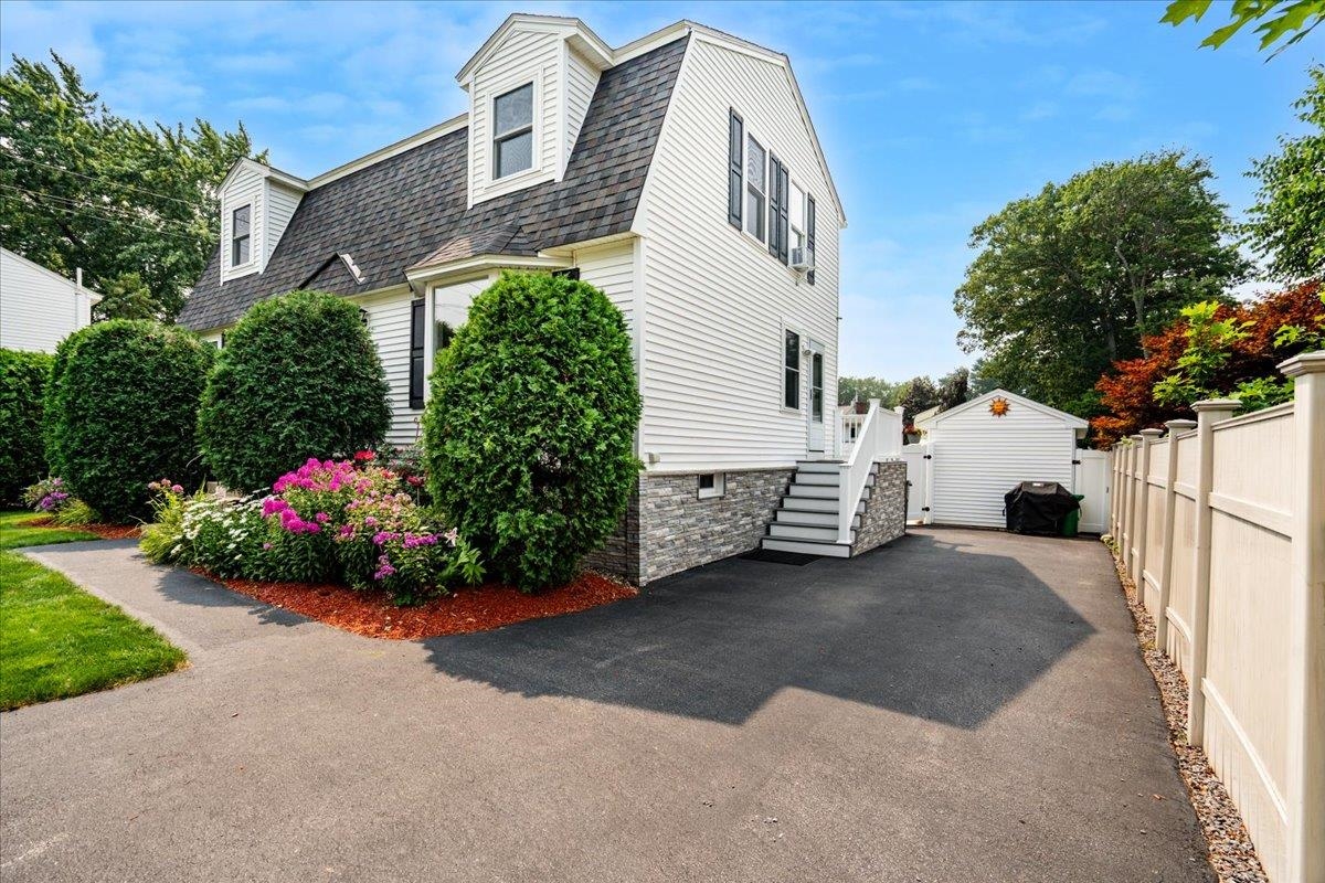 Manchester, New Hampshire 03104, United States, 3 Bedrooms Bedrooms, ,2 BathroomsBathrooms,Residential,Active,229982