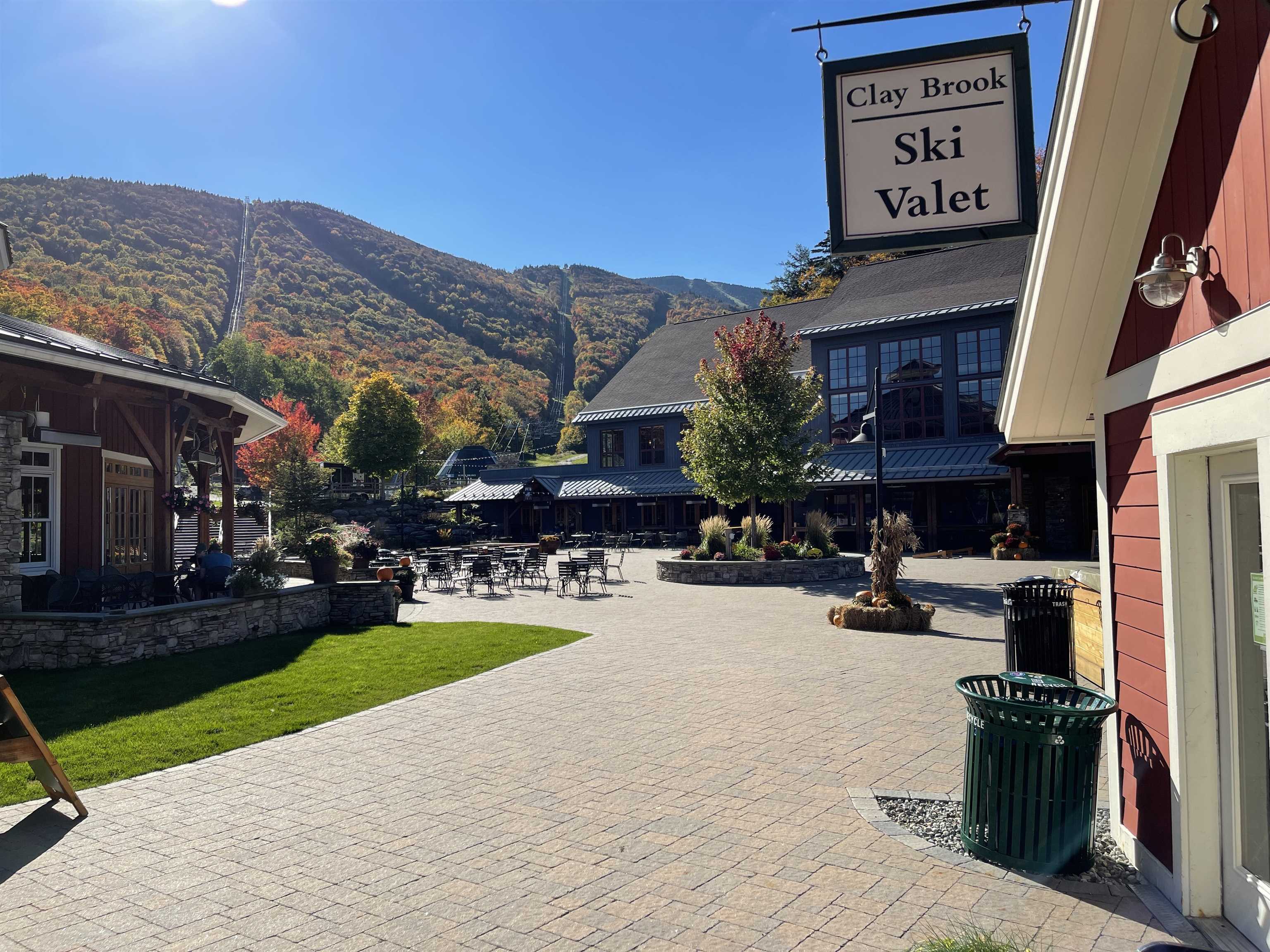 102 Forest Drive 322 (plus lockout 422)/ I Clay Brook at Sugarbush