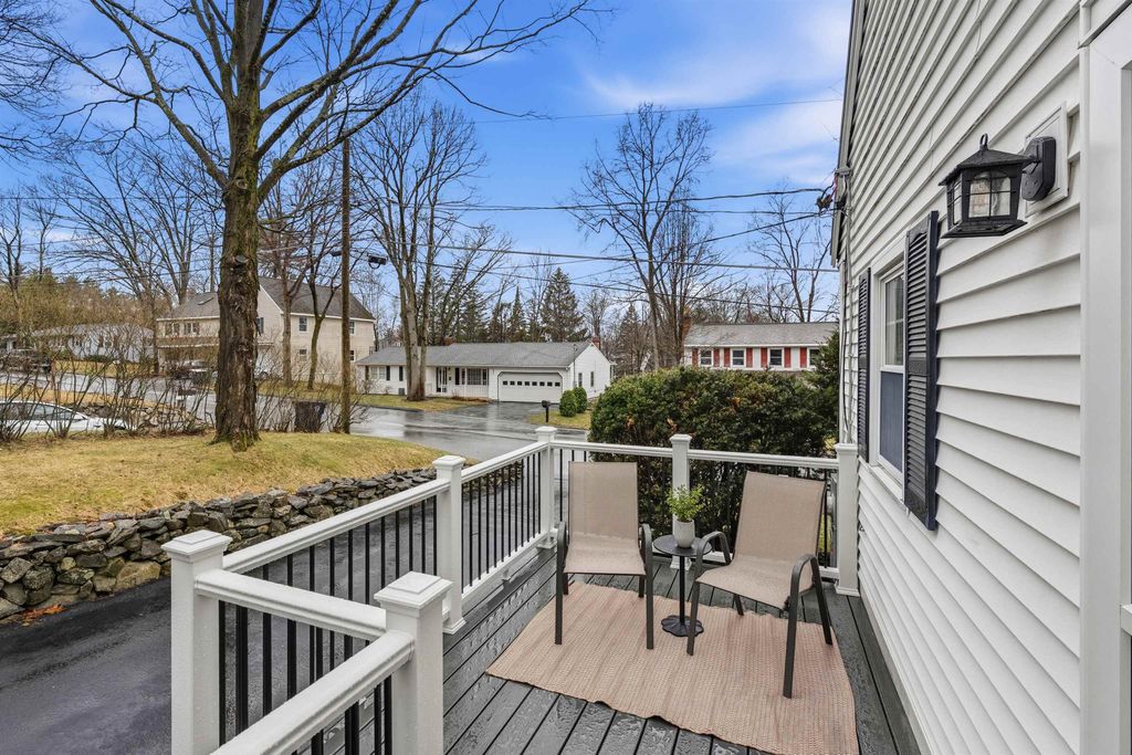 Photo of 8 Oakdale Avenue, Nashua, NH 03062 (MLS # 5082227)