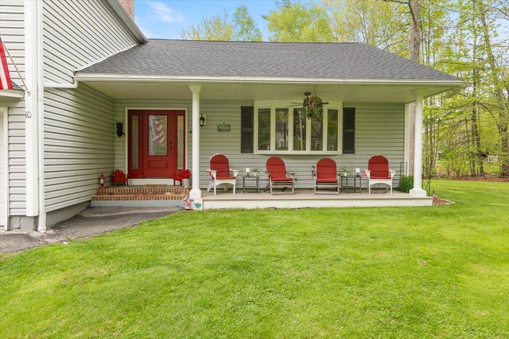 Photo of 10 Balsam Way, Plaistow, NH 03865 (MLS # 5088936)