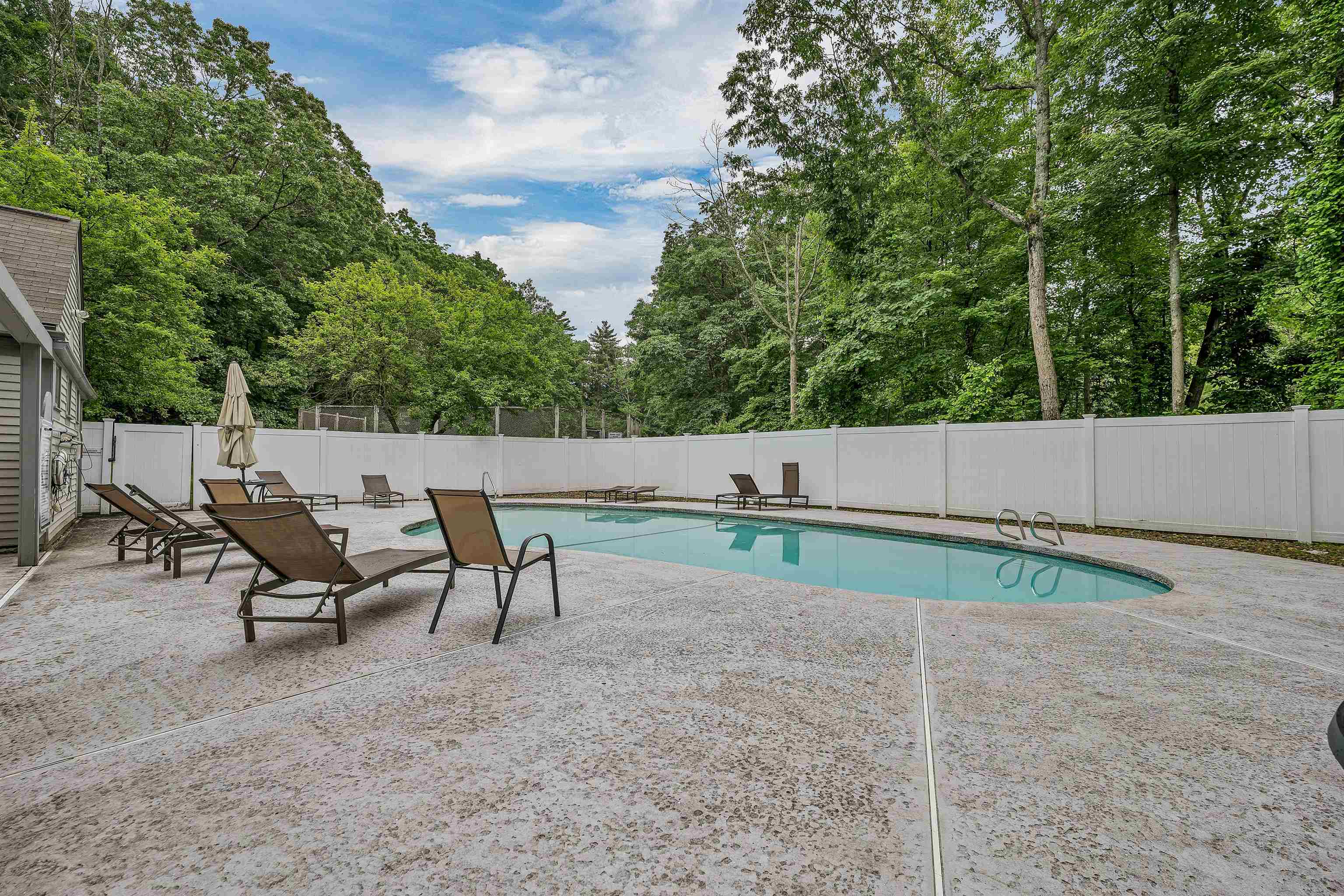 Concord, New Hampshire 03301, United States, 2 Bedrooms Bedrooms, ,2 BathroomsBathrooms,Residential,Pending,151287