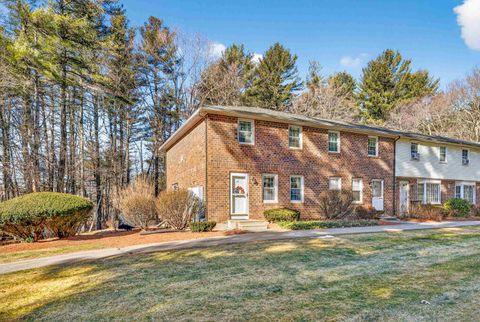 Photo of 47 Oakridge Drive, Londonderry, NH 03053 (MLS # 5074526)