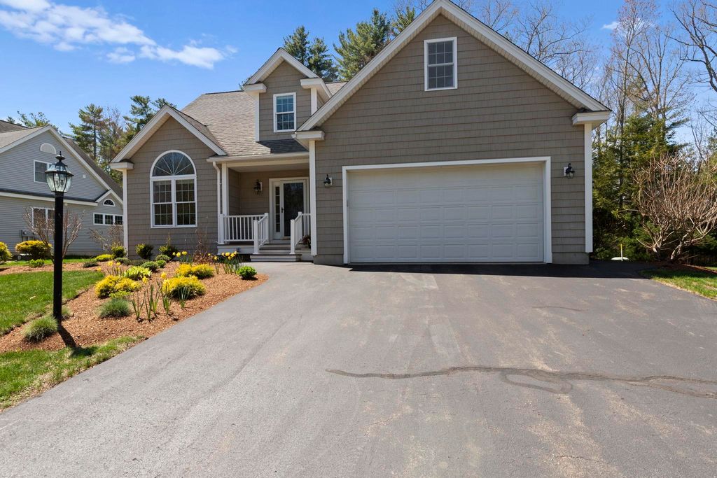 Photo of 28 Green Vale Drive, Stratham, NH 03885 (MLS # 5087707)
