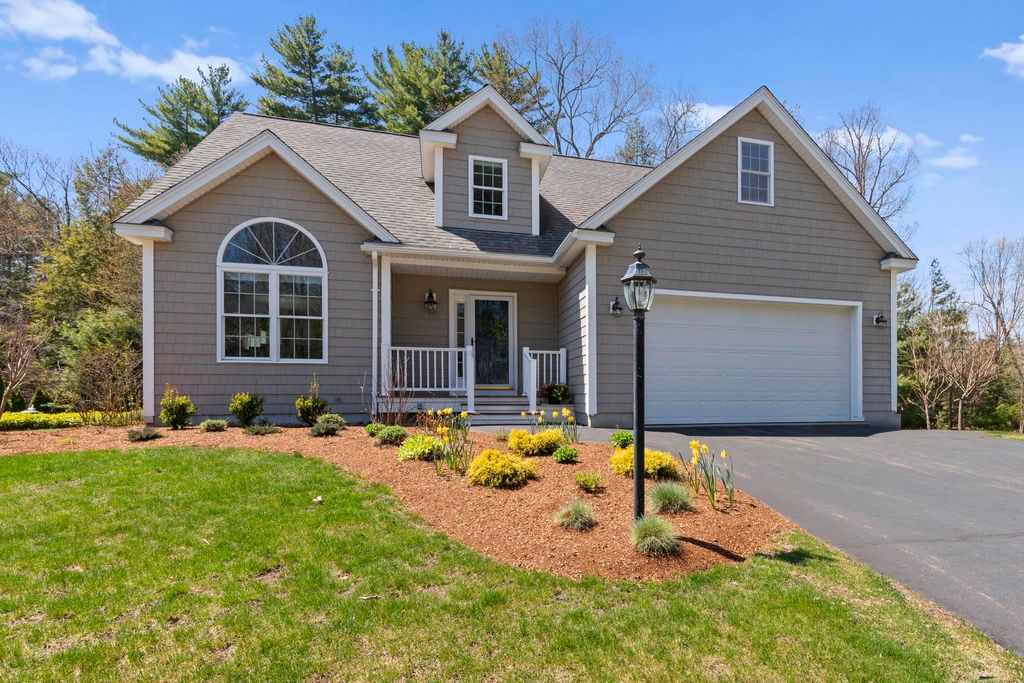 Photo of 28 Green Vale Drive, Stratham, NH 03885 (MLS # 5087707)