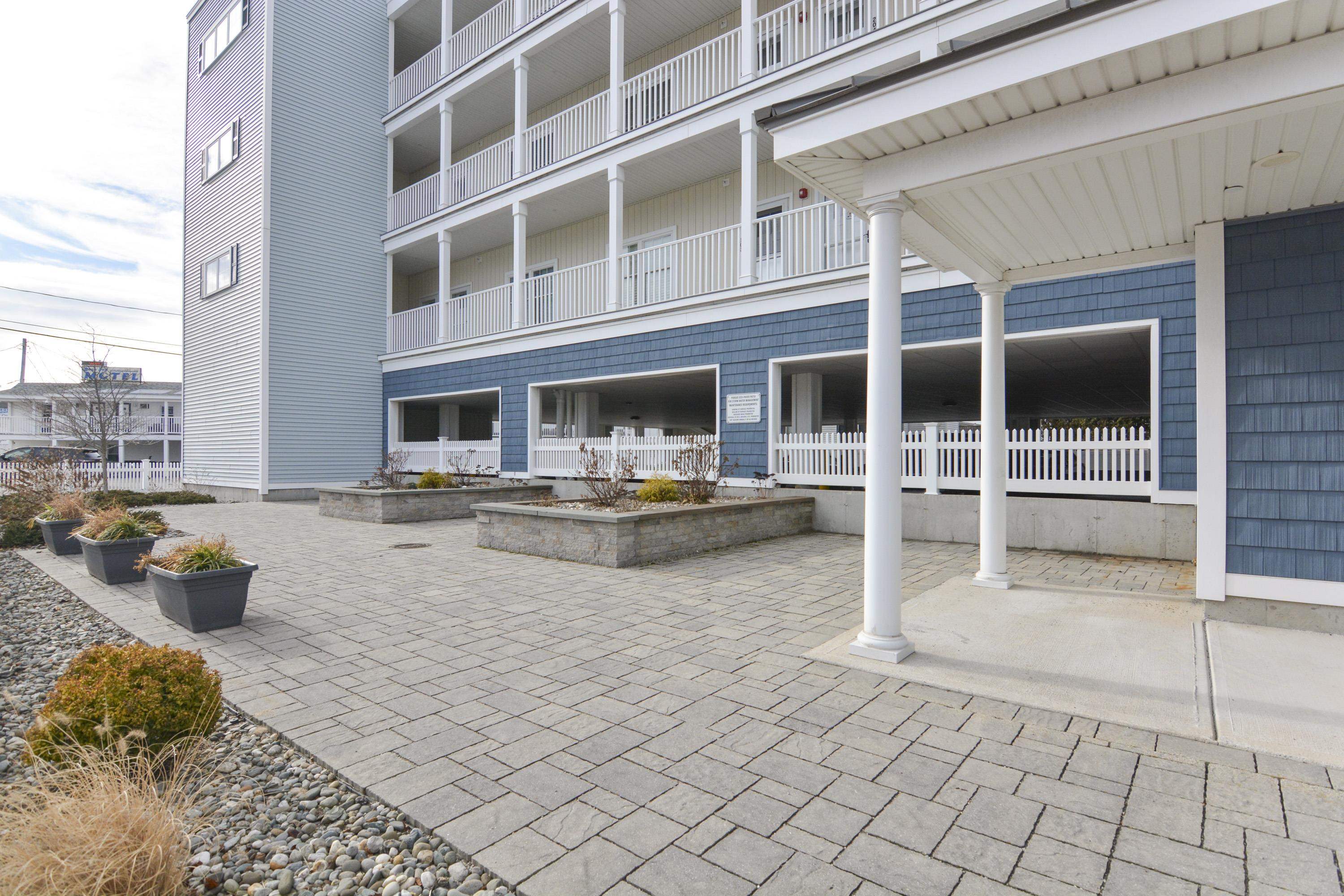 180 Ashworth Avenue 105