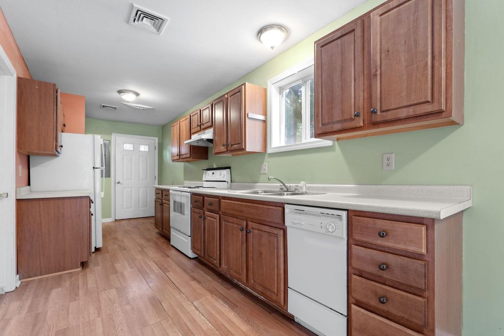 Photo of 108 W Shore Avenue, Manchester, NH 03109 (MLS # 5080377)