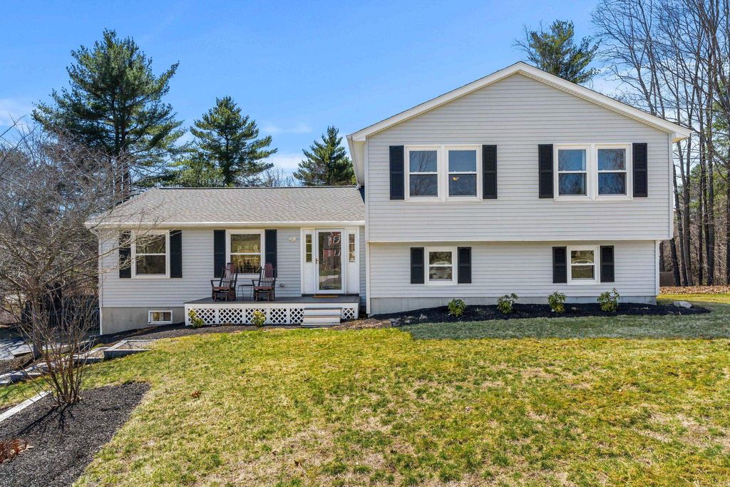 Photo of 8 Muirfield Drive, Stratham, NH 03885 (MLS # 5083142)