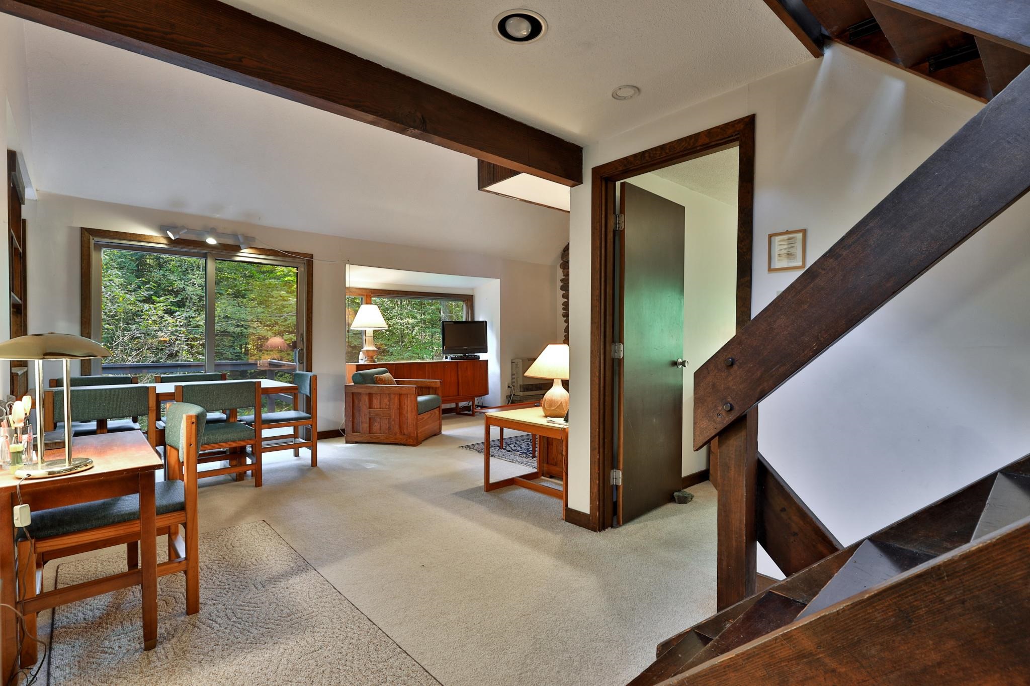 1093 Middle Hollow Road