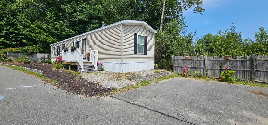 Photo of 8 Barksdale Avenue, Londonderry, NH 03053 (MLS # 5055852)