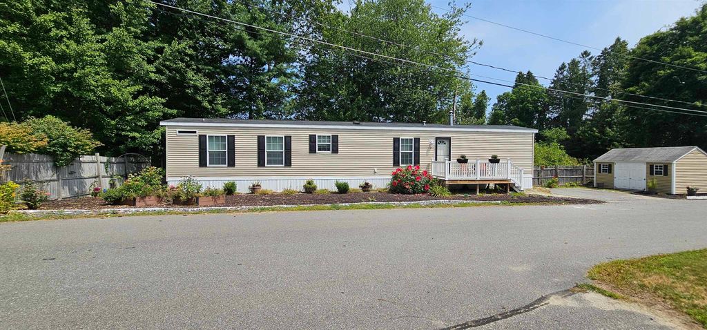 Photo of 8 Barksdale Avenue, Londonderry, NH 03053 (MLS # 5055852)