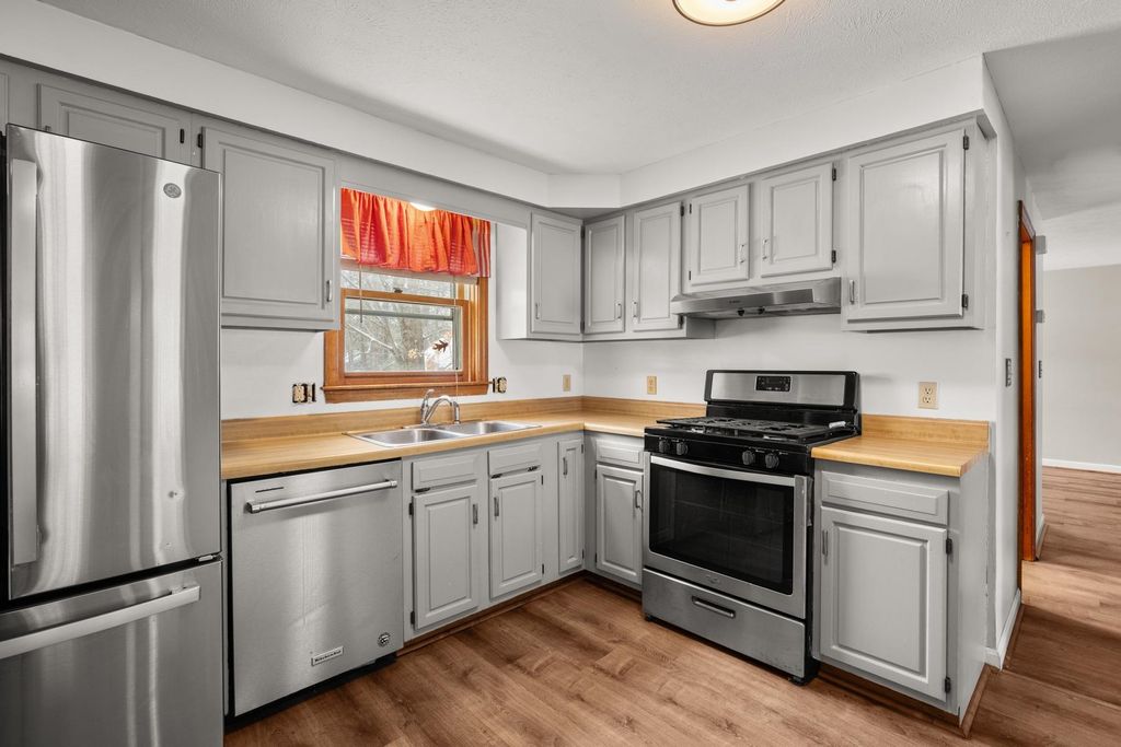 Photo of 4 Bellflower Circle, Concord, NH 03303 (MLS # 5074123)