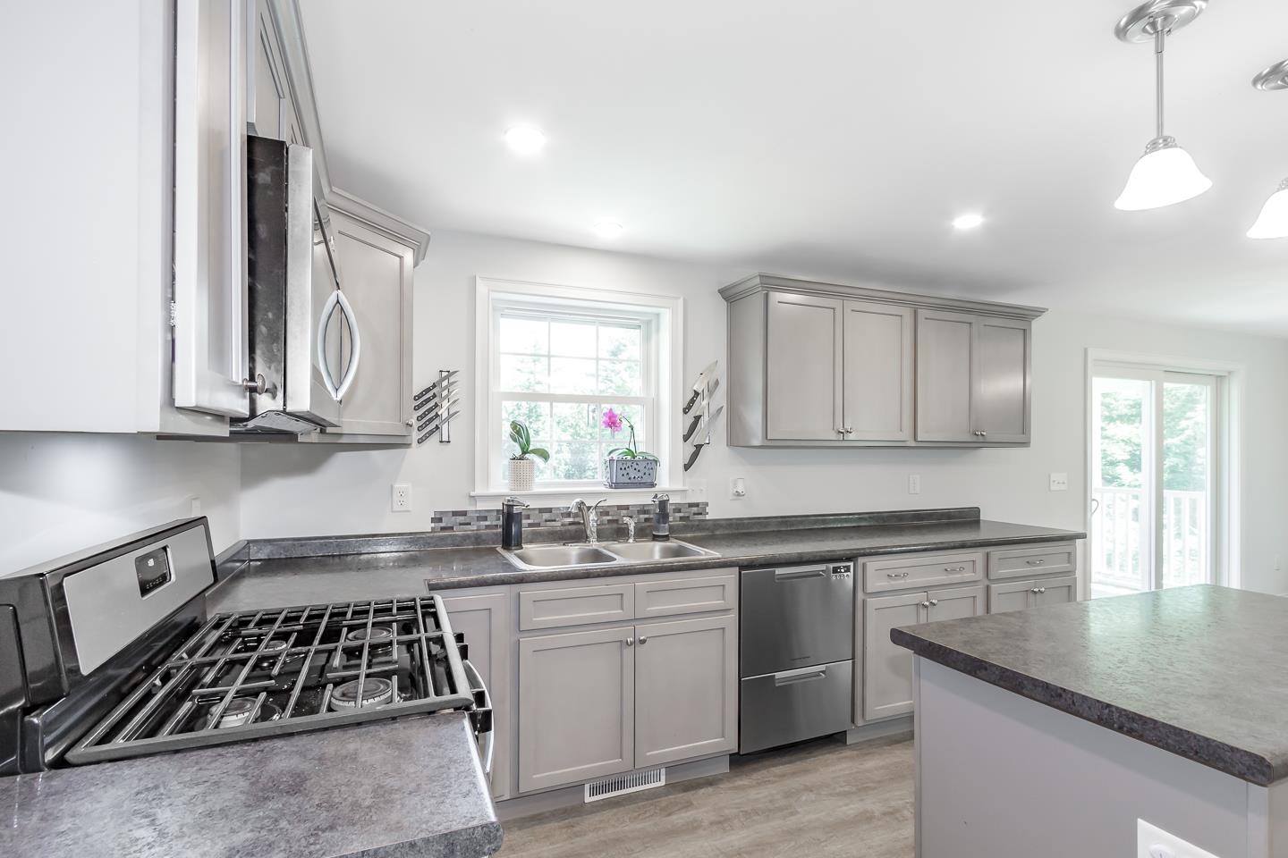 Milford, New Hampshire 03055, United States, 3 Bedrooms Bedrooms, ,3 BathroomsBathrooms,Residential,Pending,158952