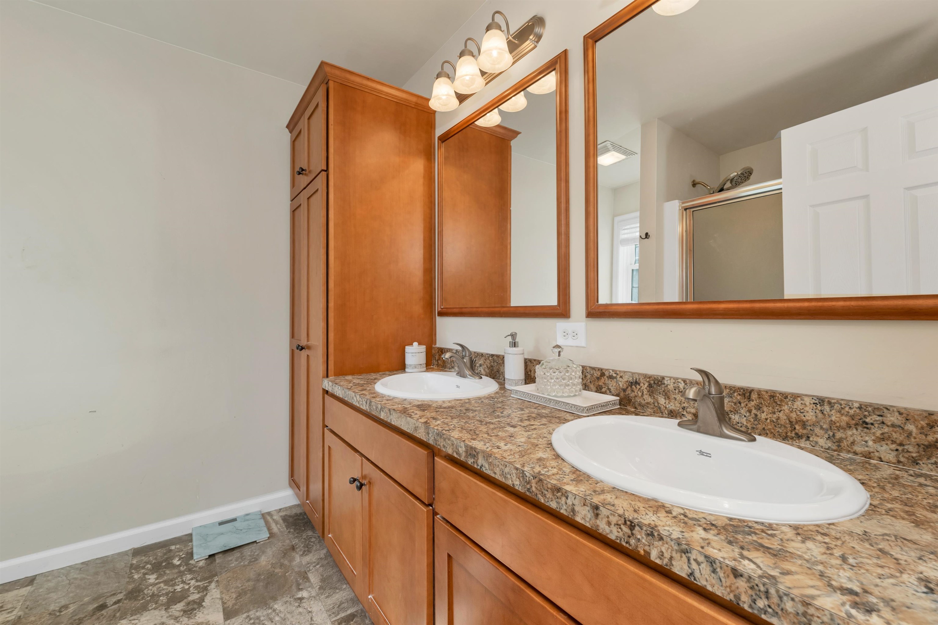 Hartford, Vermont 05001, United States, 3 Bedrooms Bedrooms, ,2 BathroomsBathrooms,Residential,Active,158462