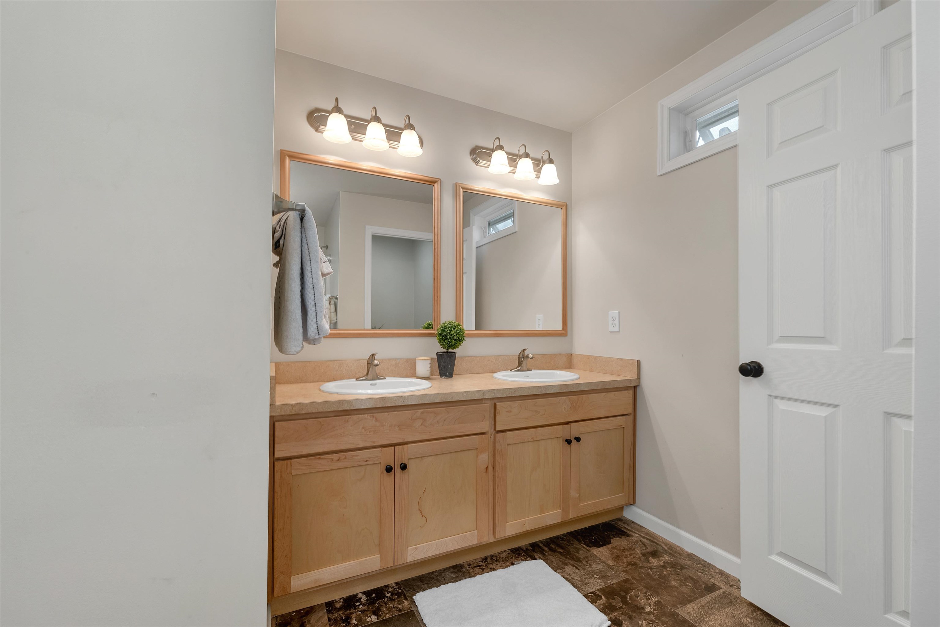 Hartford, Vermont 05001, United States, 3 Bedrooms Bedrooms, ,2 BathroomsBathrooms,Residential,Active,158462