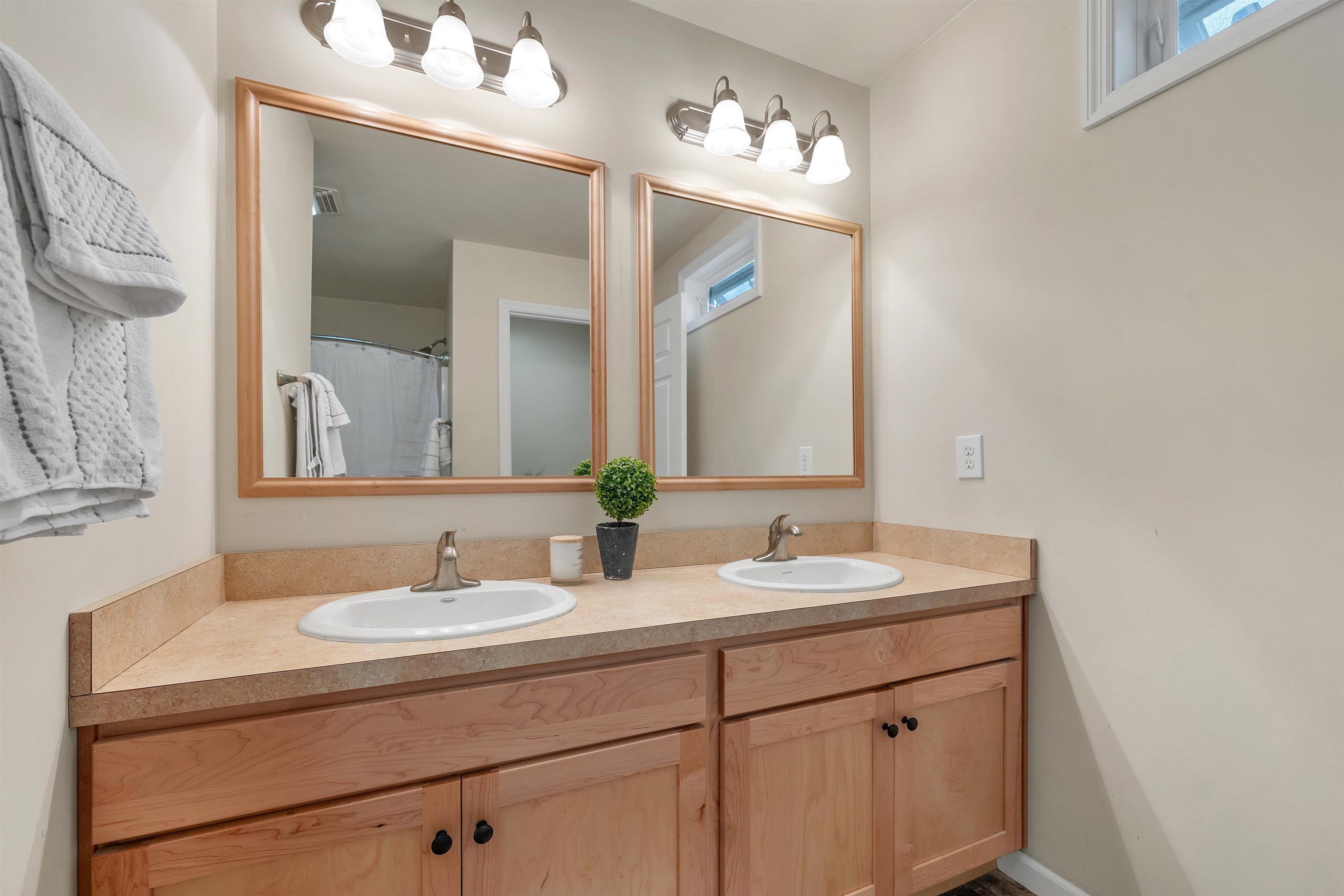 Hartford, Vermont 05001, United States, 3 Bedrooms Bedrooms, ,2 BathroomsBathrooms,Residential,Active,158462