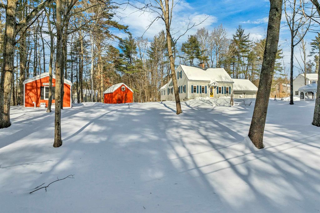 Photo of 581 East Side Drive, Alton, NH 03810 (MLS # 5083751)