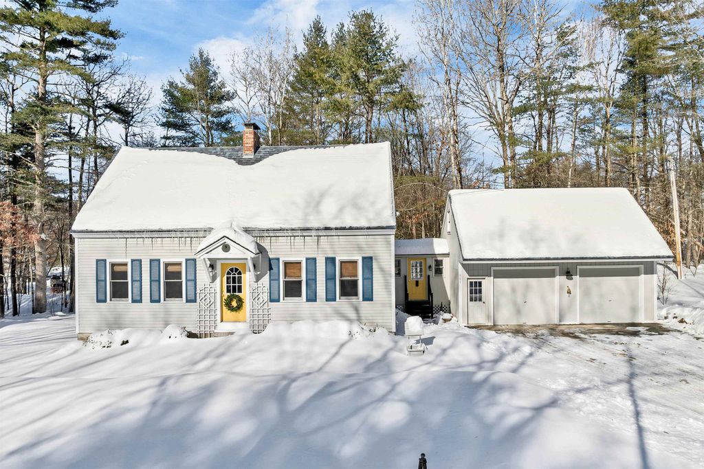 Photo of 581 East Side Drive, Alton, NH 03810 (MLS # 5083751)