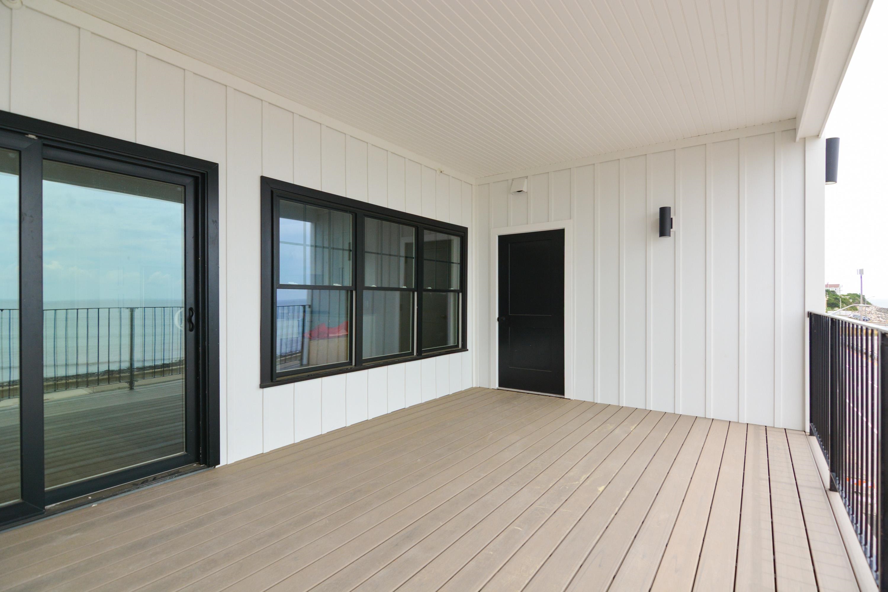 465 Ocean Boulevard 201