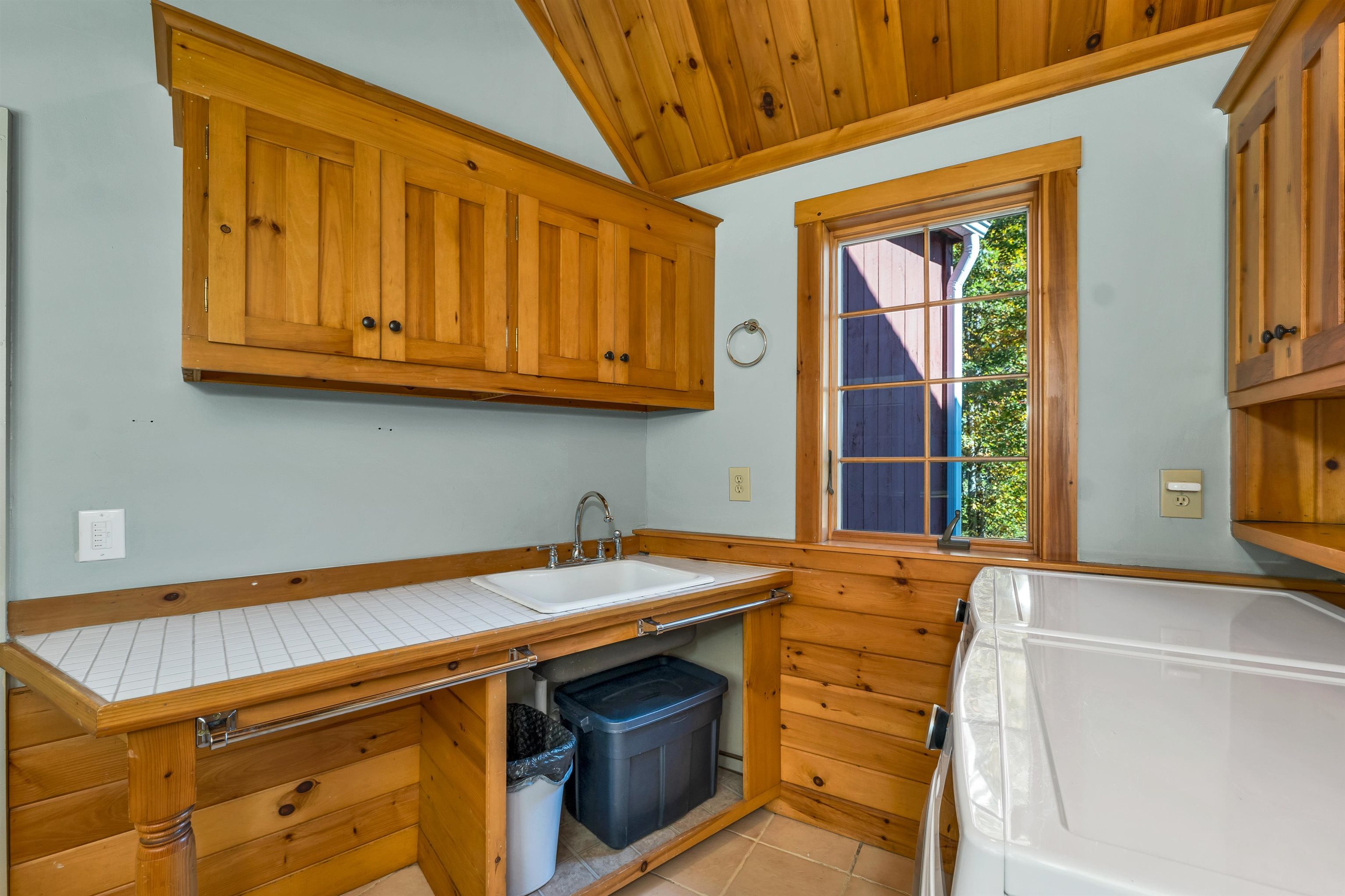 Gilford, New Hampshire 03249, United States, 3 Bedrooms Bedrooms, ,3 BathroomsBathrooms,Residential,Pending,207649