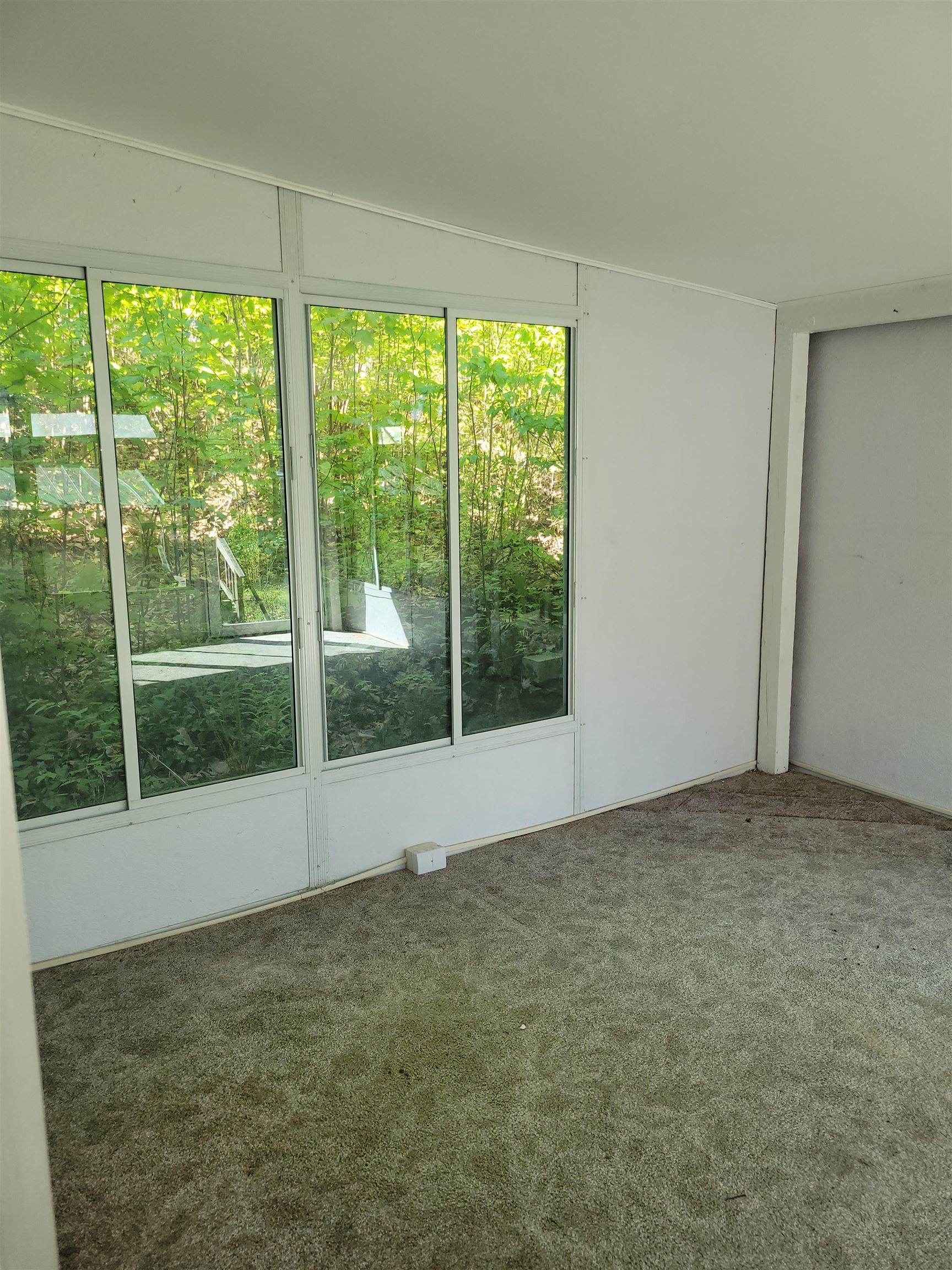 Weare, New Hampshire 03281, United States, 3 Bedrooms Bedrooms, ,1 BathroomBathrooms,Residential,Active,128273