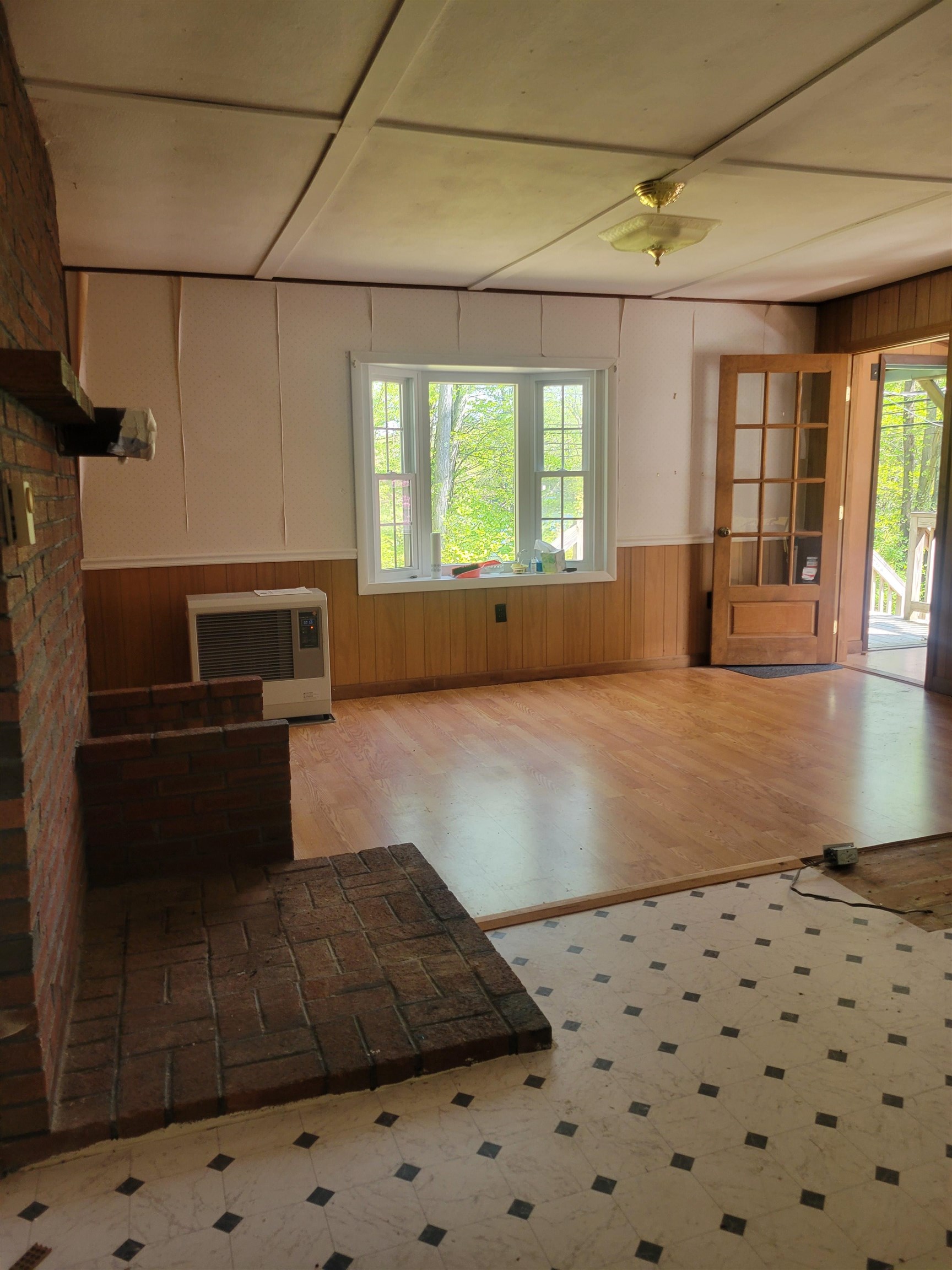 Weare, New Hampshire 03281, United States, 3 Bedrooms Bedrooms, ,1 BathroomBathrooms,Residential,Active,128273