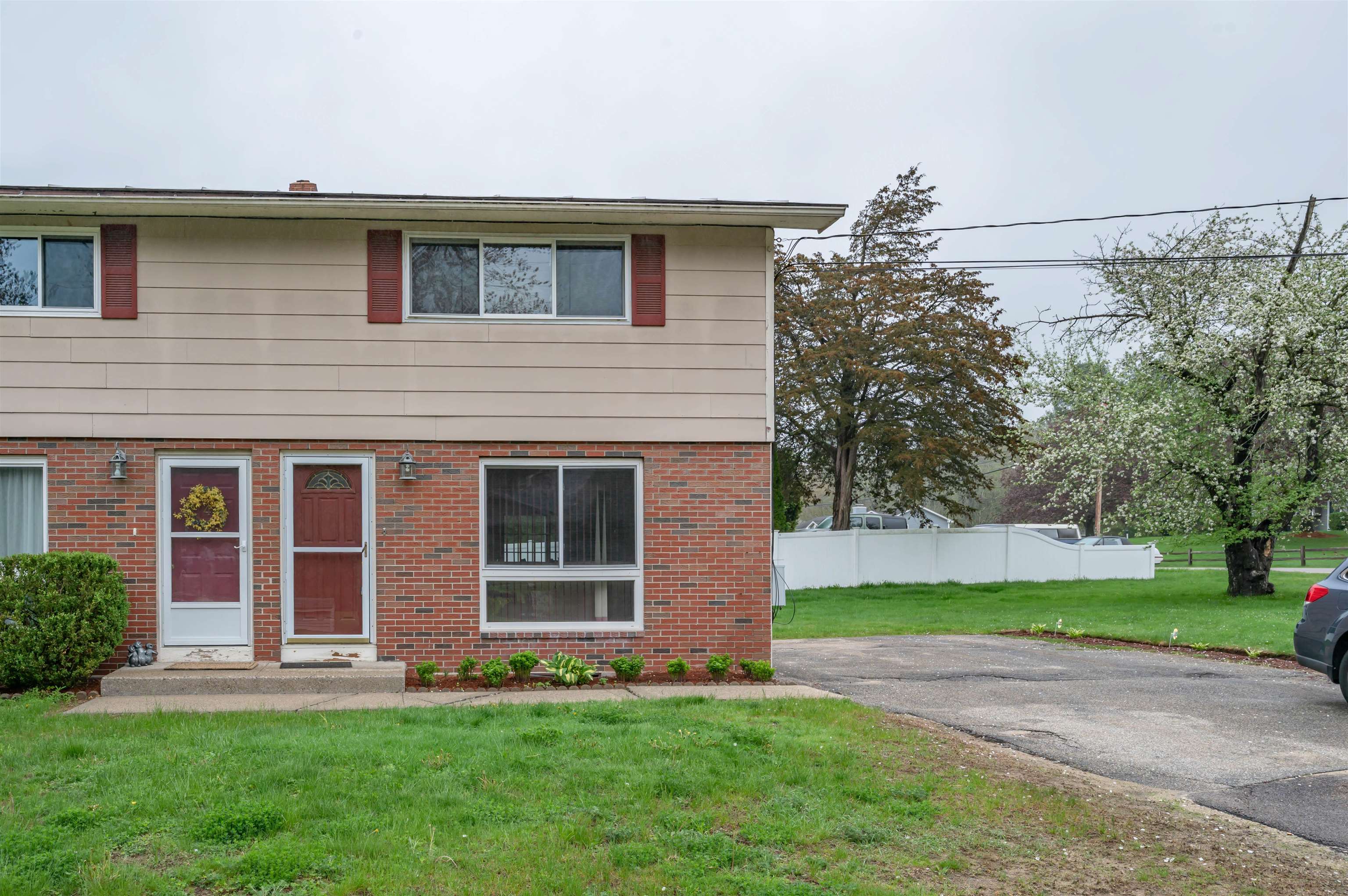 Hudson, New Hampshire 03051, United States, 2 Bedrooms Bedrooms, ,1 BathroomBathrooms,Residential,Pending,126198