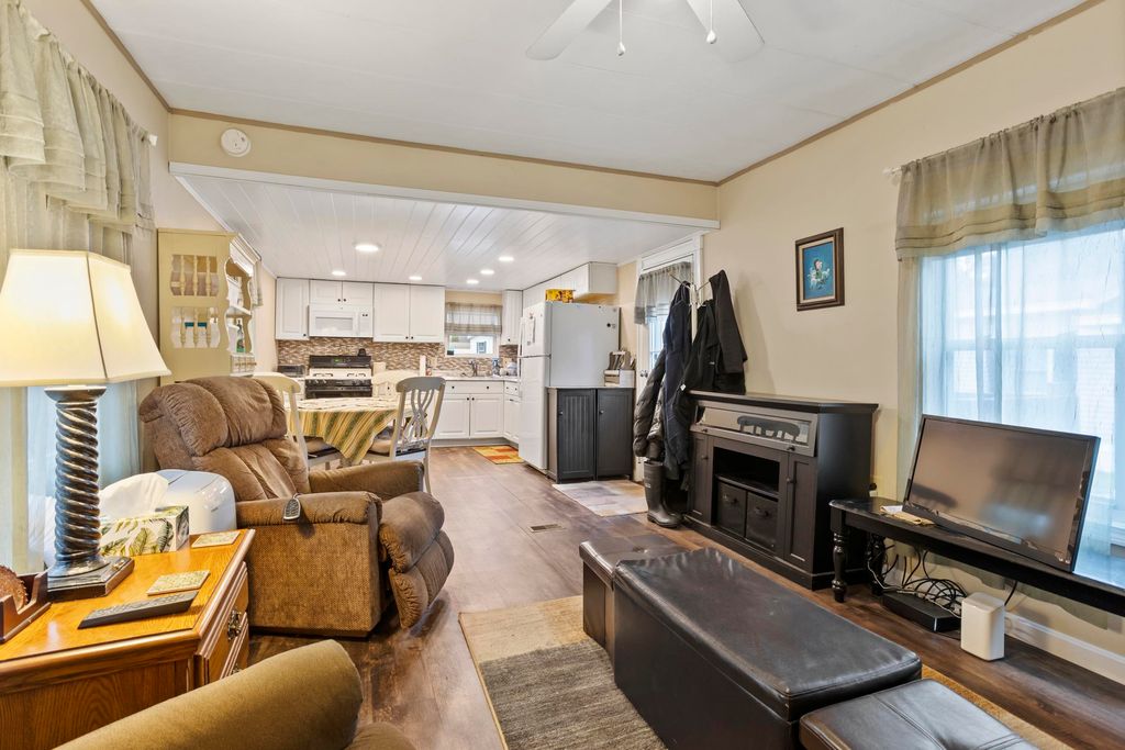 Photo of 28 Barksdale Avenue, Londonderry, NH 03053 (MLS # 5069278)