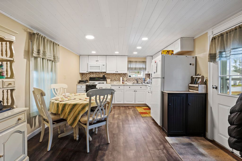 Photo of 28 Barksdale Avenue, Londonderry, NH 03053 (MLS # 5069278)