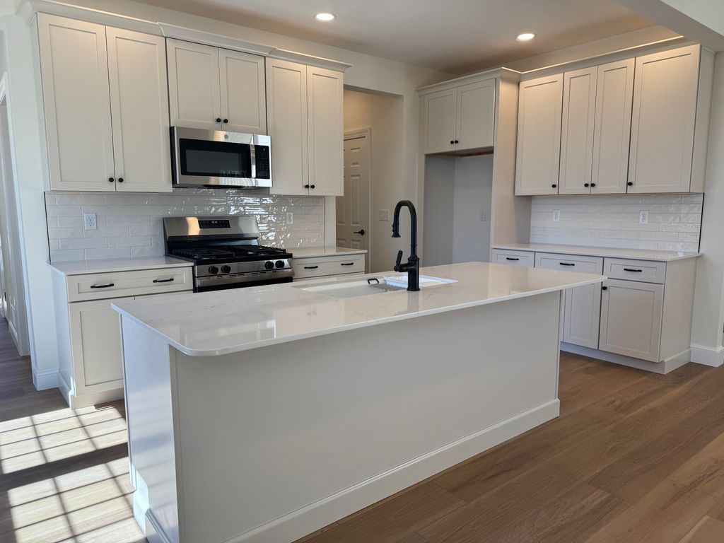 Photo of 9 York Road, Hudson, NH 03051 (MLS # 5073728)