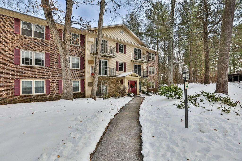 Photo of 408 Autumn Leaf Drive #8, Nashua, NH 03060 (MLS # 5071778)