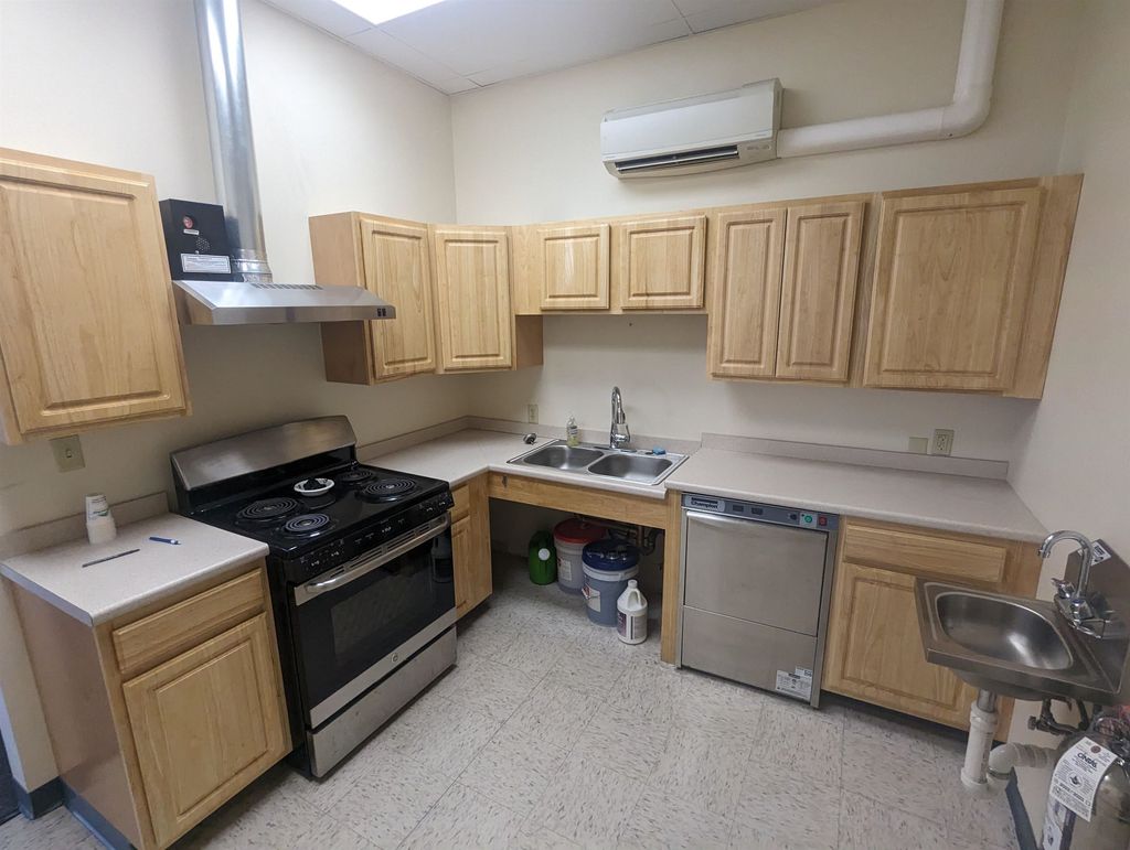 Photo of 113 West Pearl Street, Nashua, NH 03060 (MLS # 5082657)