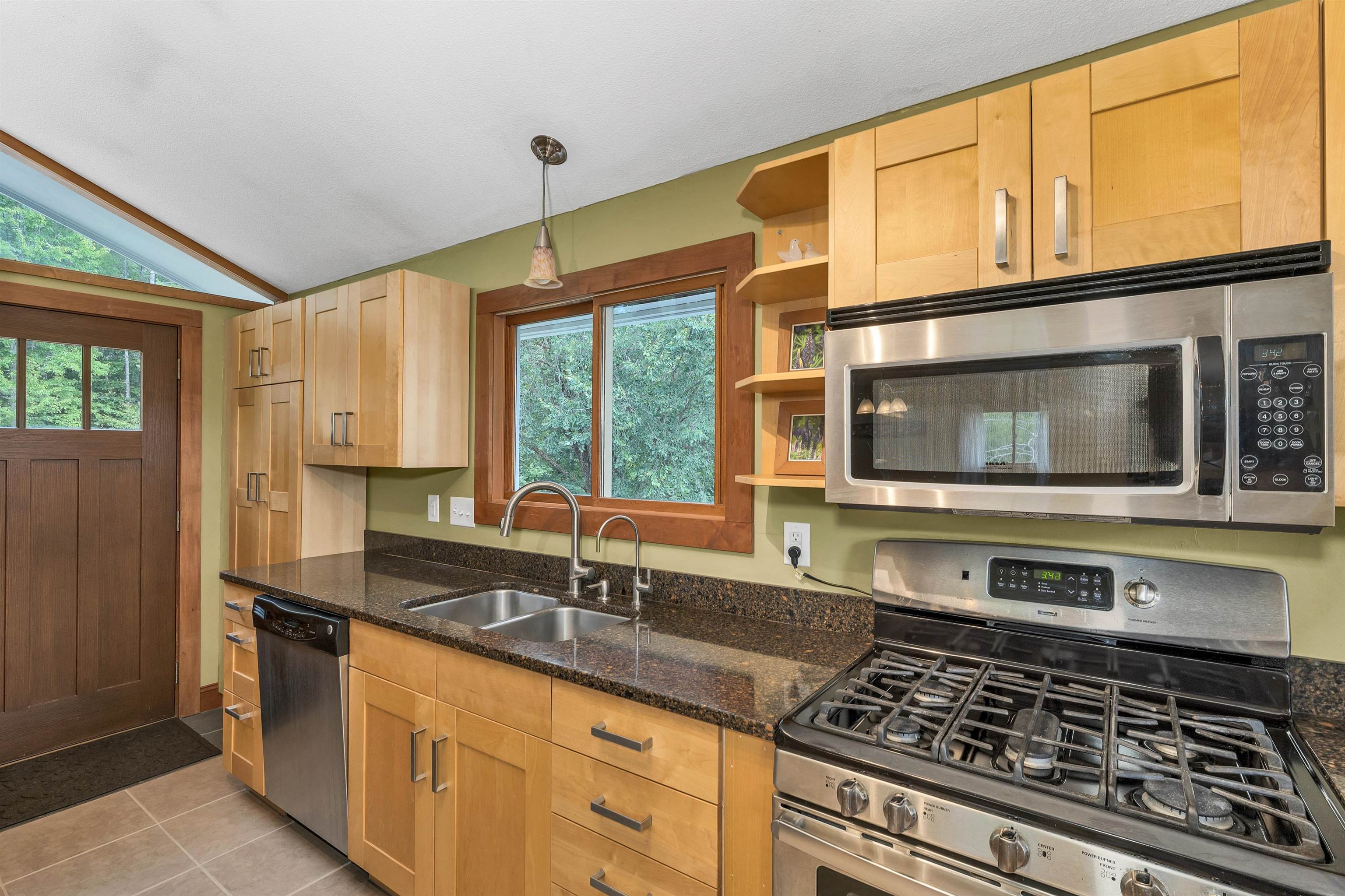 Holderness, New Hampshire 03245, United States, 4 Bedrooms Bedrooms, ,3 BathroomsBathrooms,Residential,Active,186668