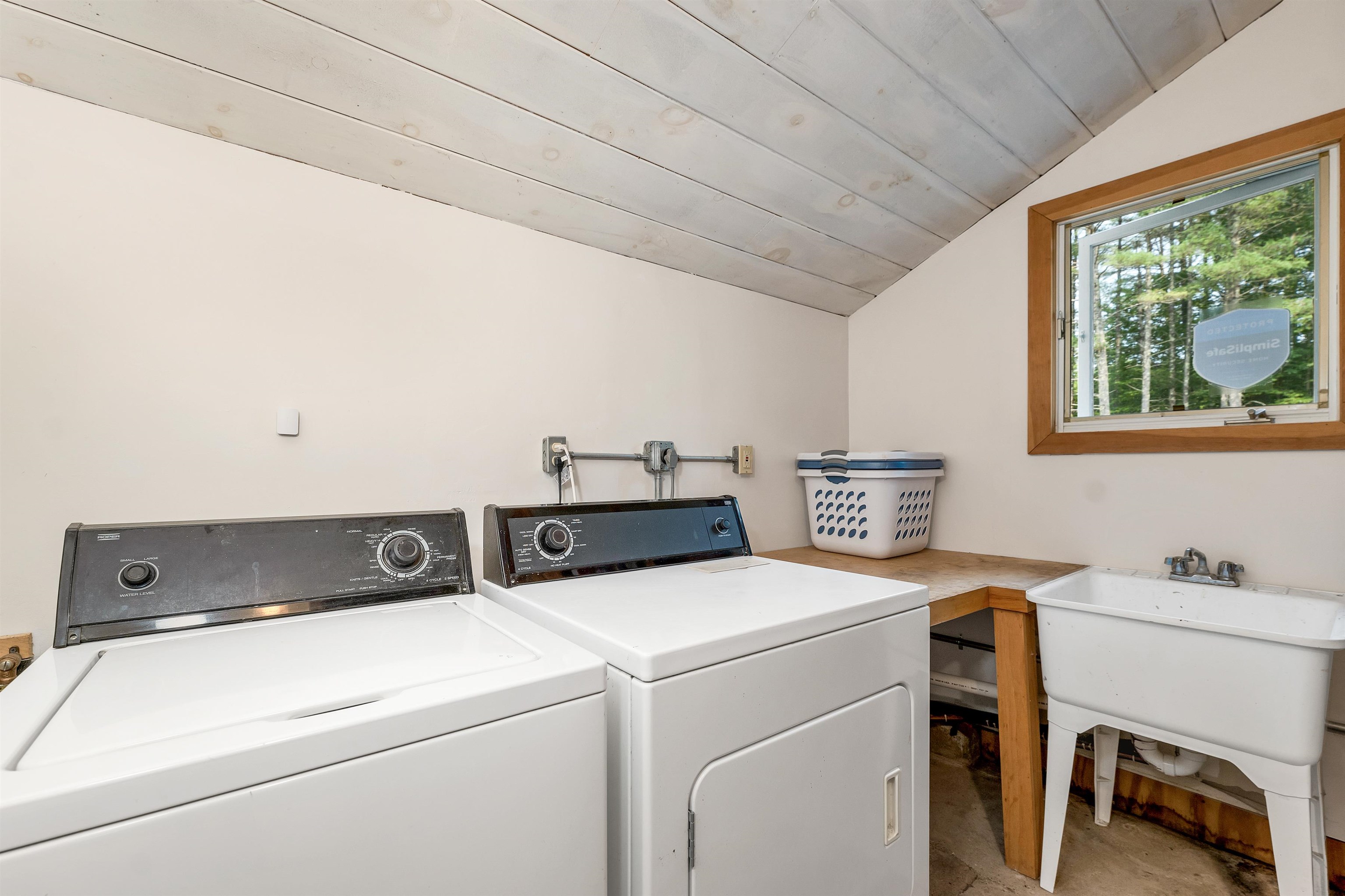 Holderness, New Hampshire 03245, United States, 4 Bedrooms Bedrooms, ,3 BathroomsBathrooms,Residential,Active,186668