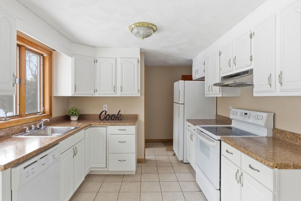 Photo of 3 Walton Circle, Londonderry, NH 03053 (MLS # 5074685)