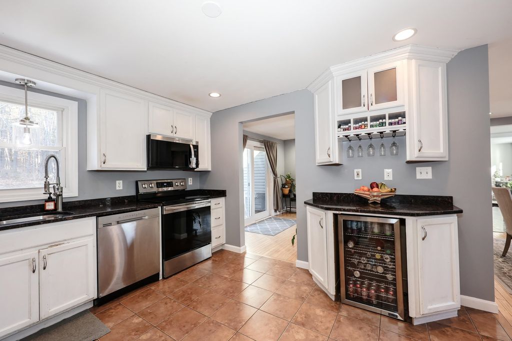 Photo of 4 Ash Street, Londonderry, NH 03053 (MLS # 5074502)