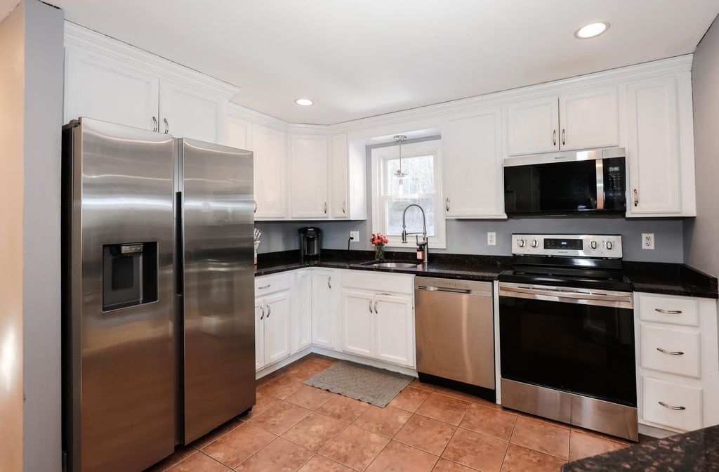 Photo of 4 Ash Street, Londonderry, NH 03053 (MLS # 5074502)