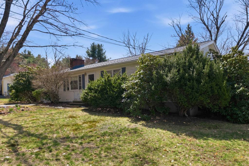 Photo of 11 Thompson Avenue, Hooksett, NH 03106 (MLS # 5084077)