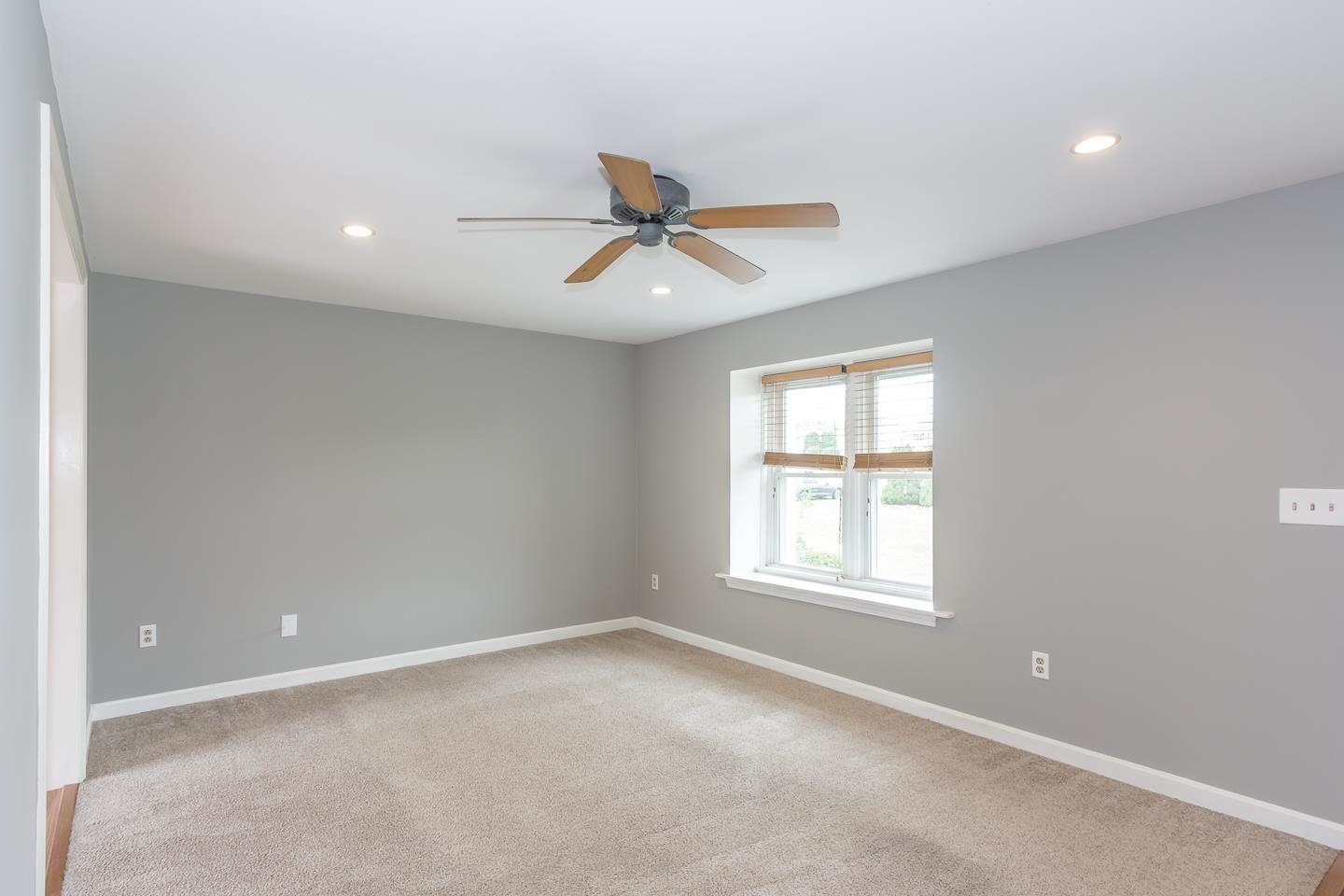 Sandown, New Hampshire 03873, United States, 2 Bedrooms Bedrooms, ,2 BathroomsBathrooms,Residential,Active,172257