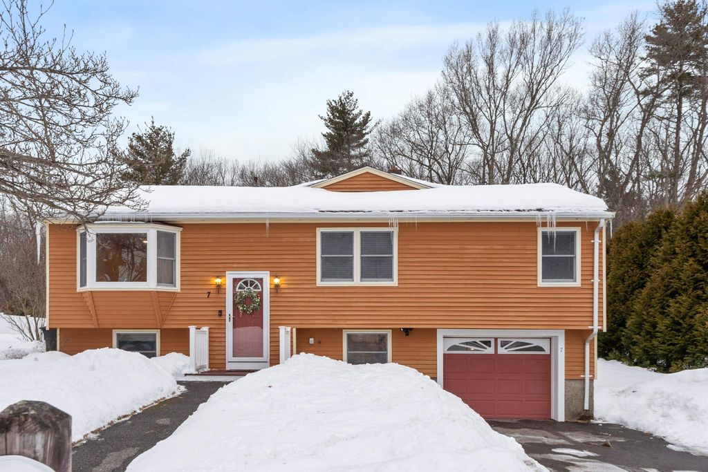 Photo of 7 Brentwood Avenue, Salem, NH 03079 (MLS # 5076360)