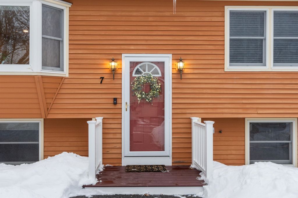 Photo of 7 Brentwood Avenue, Salem, NH 03079 (MLS # 5076360)