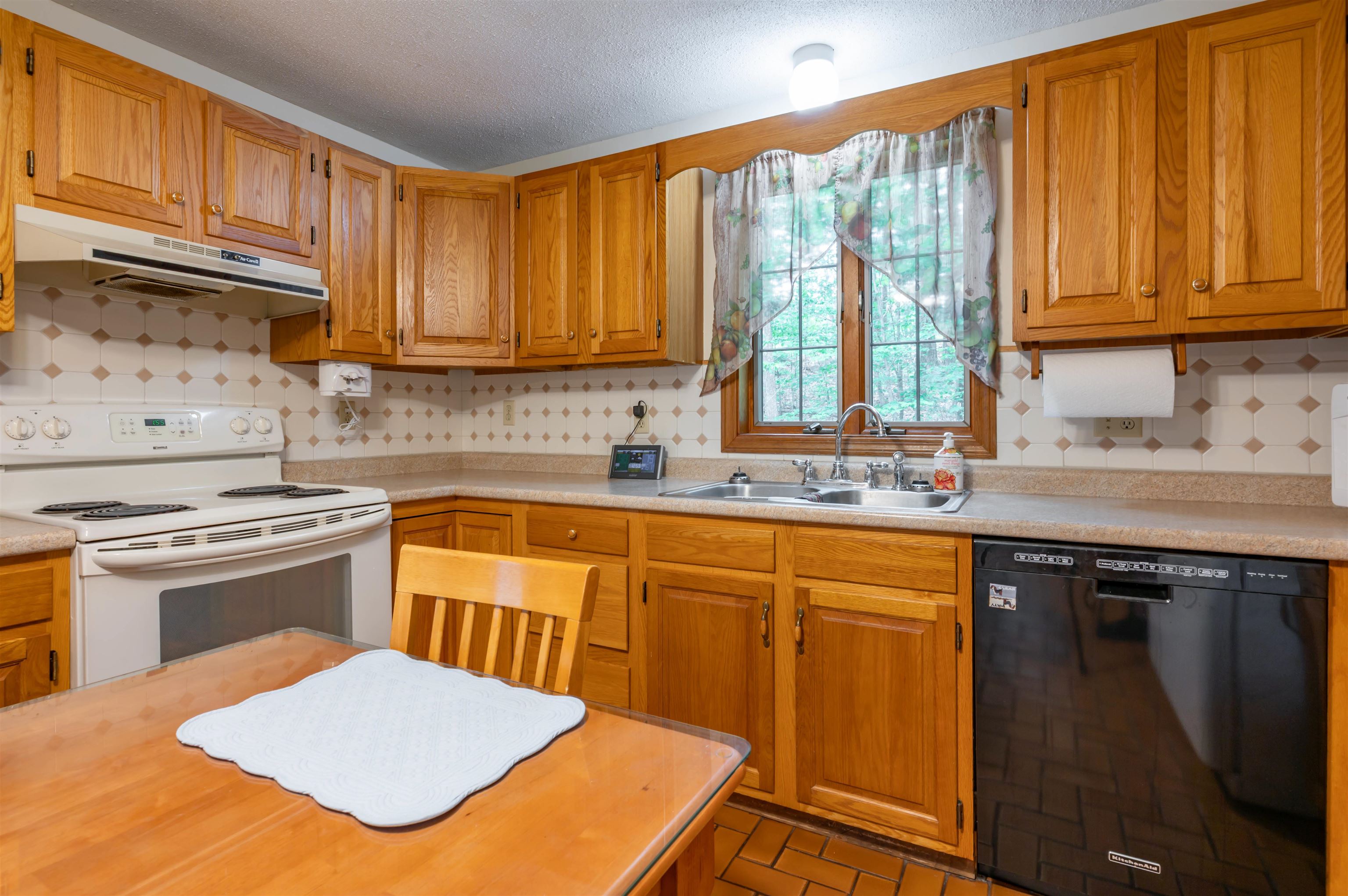 Milford, New Hampshire 03055, United States, 3 Bedrooms Bedrooms, ,2 BathroomsBathrooms,Residential,Pending,189649