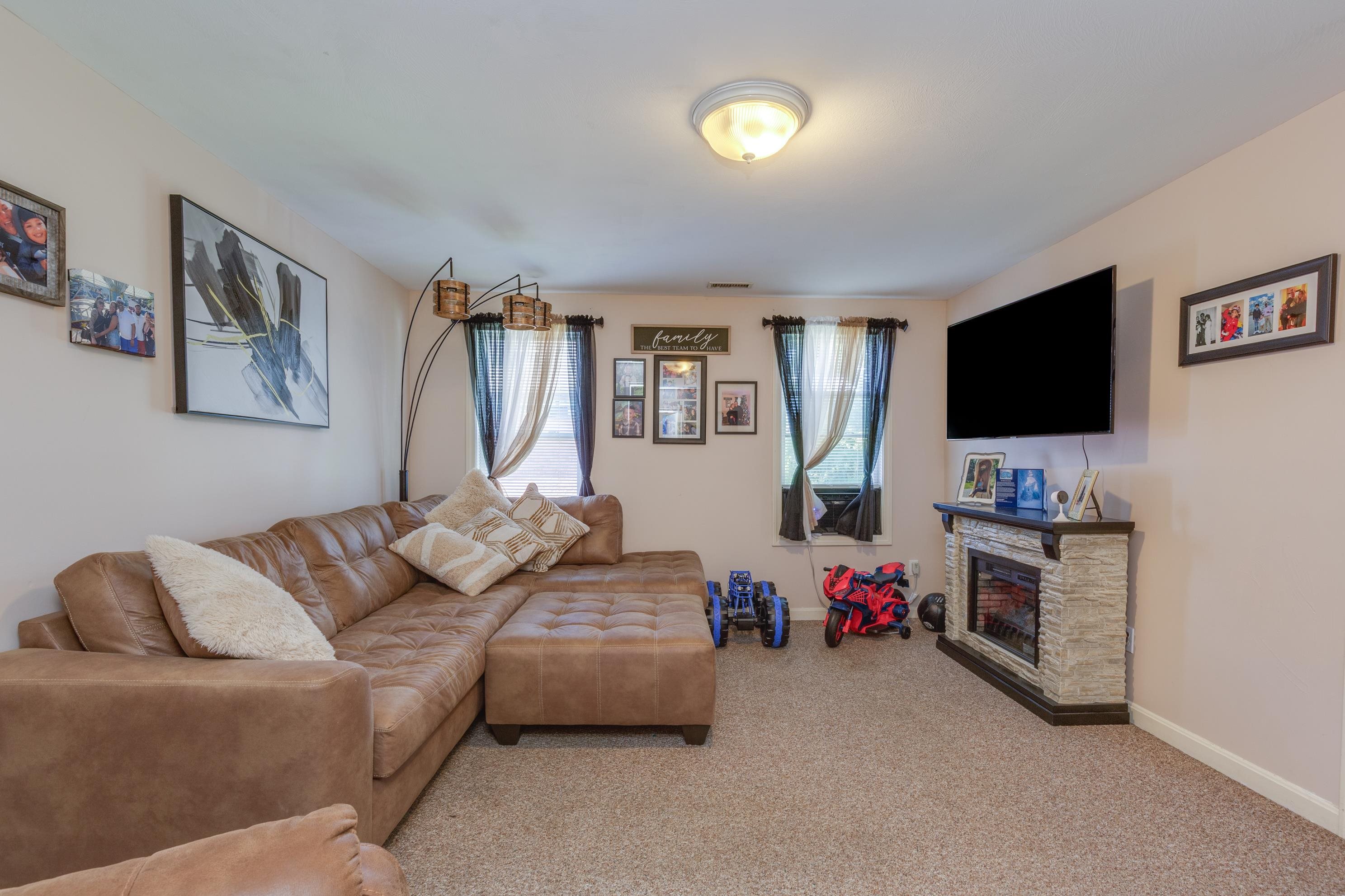 Manchester, New Hampshire 03103, United States, 9 Bedrooms Bedrooms, ,3 BathroomsBathrooms,Residential,Active,197556