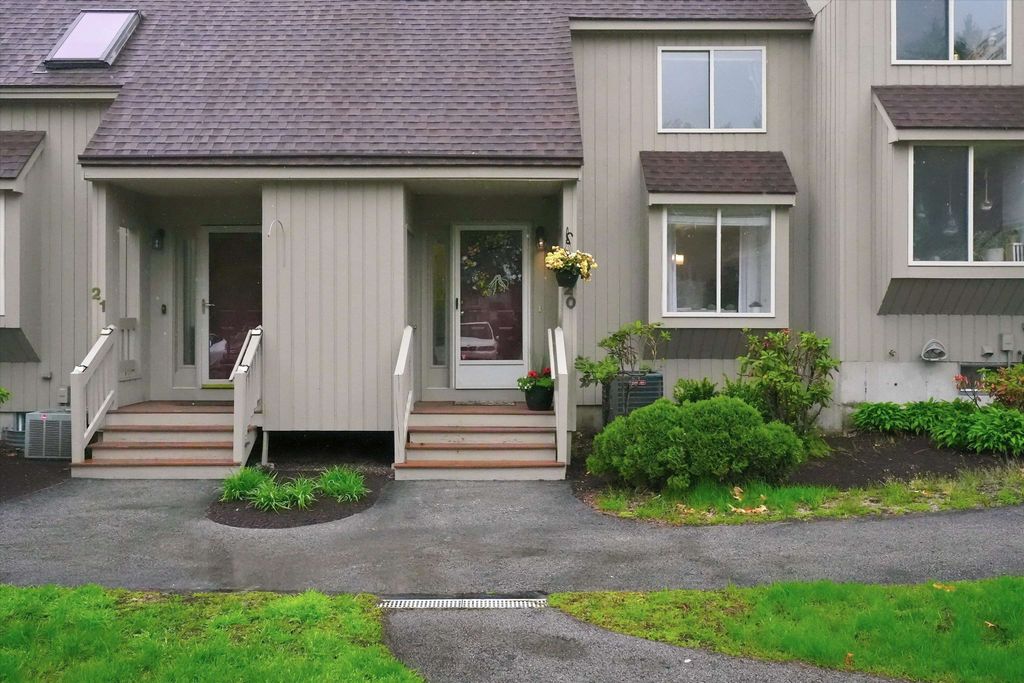 Photo of 20 Suffolk Court #20, Bedford, NH 03110 (MLS # 5088785)