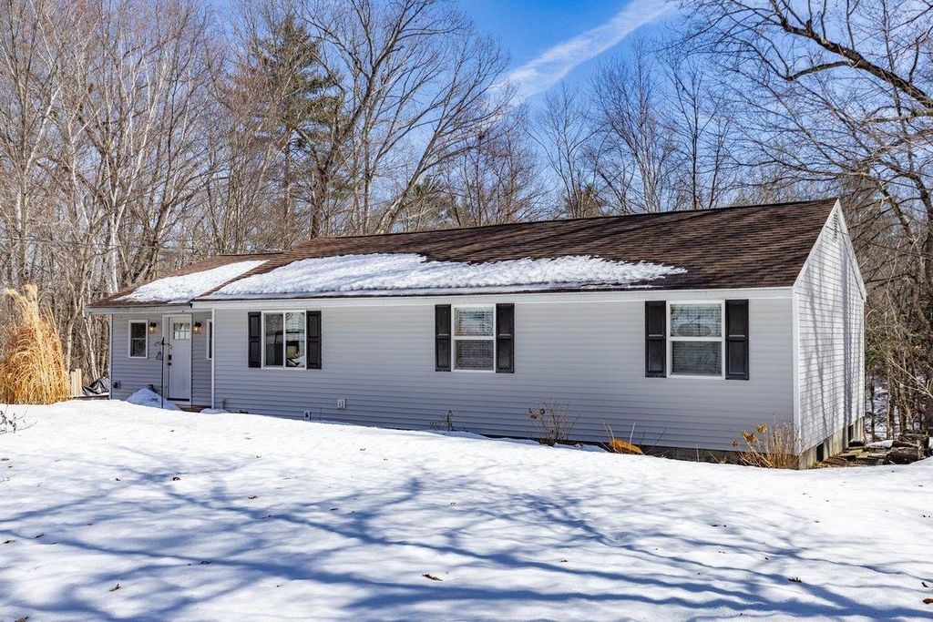 Photo of 10 Richard Court, Raymond, NH 03077 (MLS # 5078886)